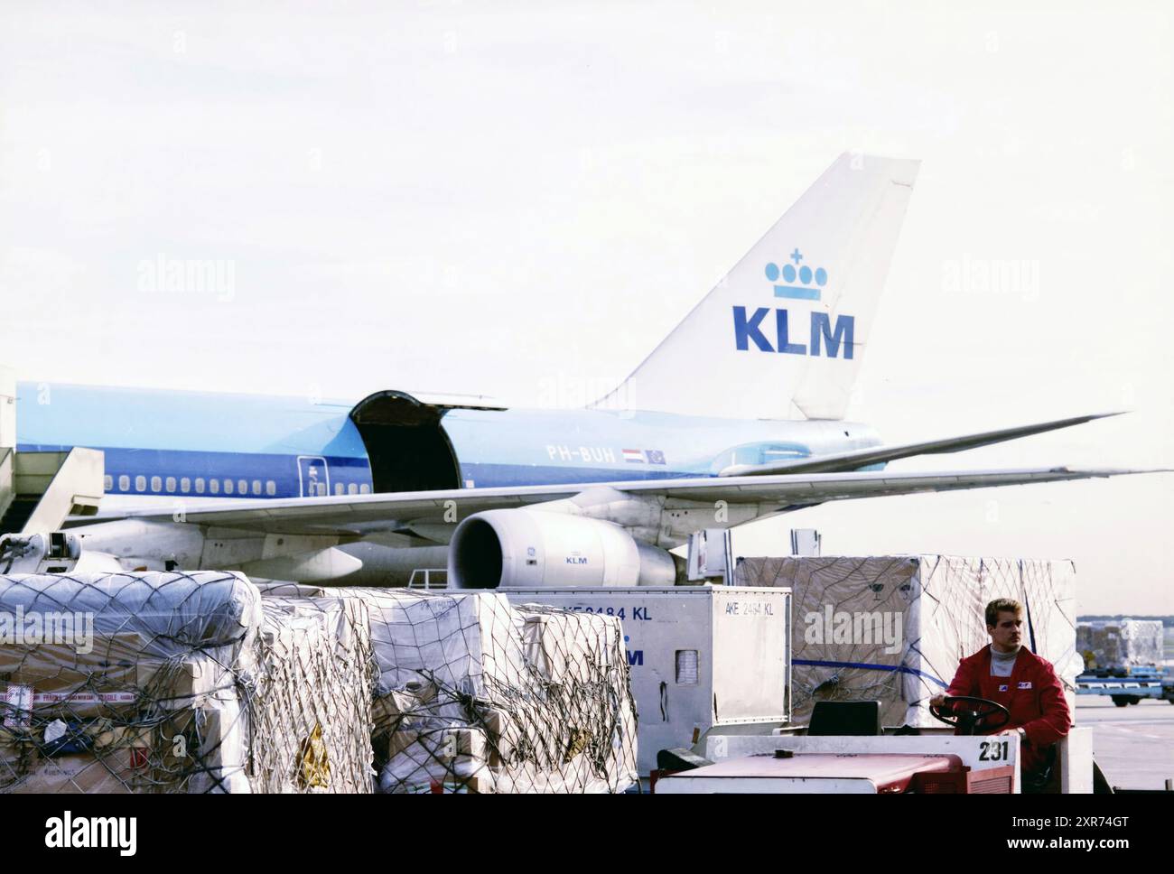 Aereo cargo KLM all'aeroporto di Schiphol, Schiphol, Whizgle Dutch News: Immagini storiche su misura per il futuro. Esplora il passato dei Paesi Bassi con prospettive moderne attraverso le immagini delle agenzie olandesi. Colmare gli eventi di ieri con gli approfondimenti di domani. Intraprendi un viaggio senza tempo con storie che plasmano il nostro futuro. Foto Stock