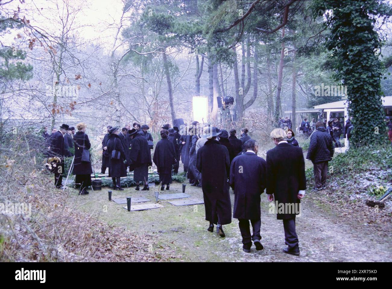 Registrazioni per il lungometraggio Fogbound, diretto da ate de Jong con, tra gli altri, Luke Perry e Jeroen Krabbé al cimitero Driehuis Westerveld, Driehuis, 18-01-2001, Whizgle Dutch News: Immagini storiche su misura per il futuro. Esplora il passato dei Paesi Bassi con prospettive moderne attraverso le immagini delle agenzie olandesi. Colmare gli eventi di ieri con gli approfondimenti di domani. Intraprendi un viaggio senza tempo con storie che plasmano il nostro futuro. Foto Stock