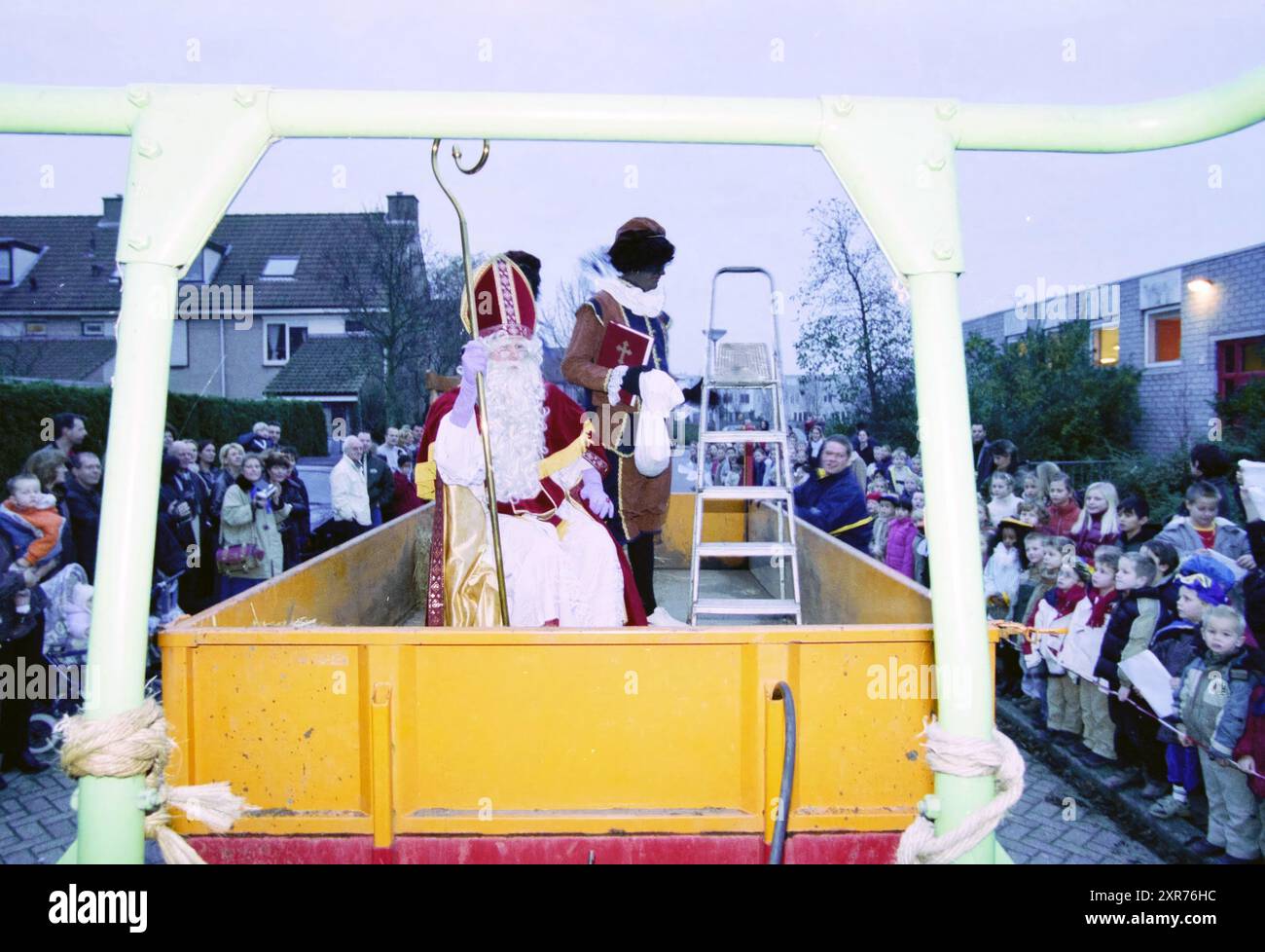 Santa by Tractor, Velserbroek, 04-12-2002, Whizgle Dutch News: Immagini storiche su misura per il futuro. Esplora il passato dei Paesi Bassi con prospettive moderne attraverso le immagini delle agenzie olandesi. Colmare gli eventi di ieri con gli approfondimenti di domani. Intraprendi un viaggio senza tempo con storie che plasmano il nostro futuro. Foto Stock