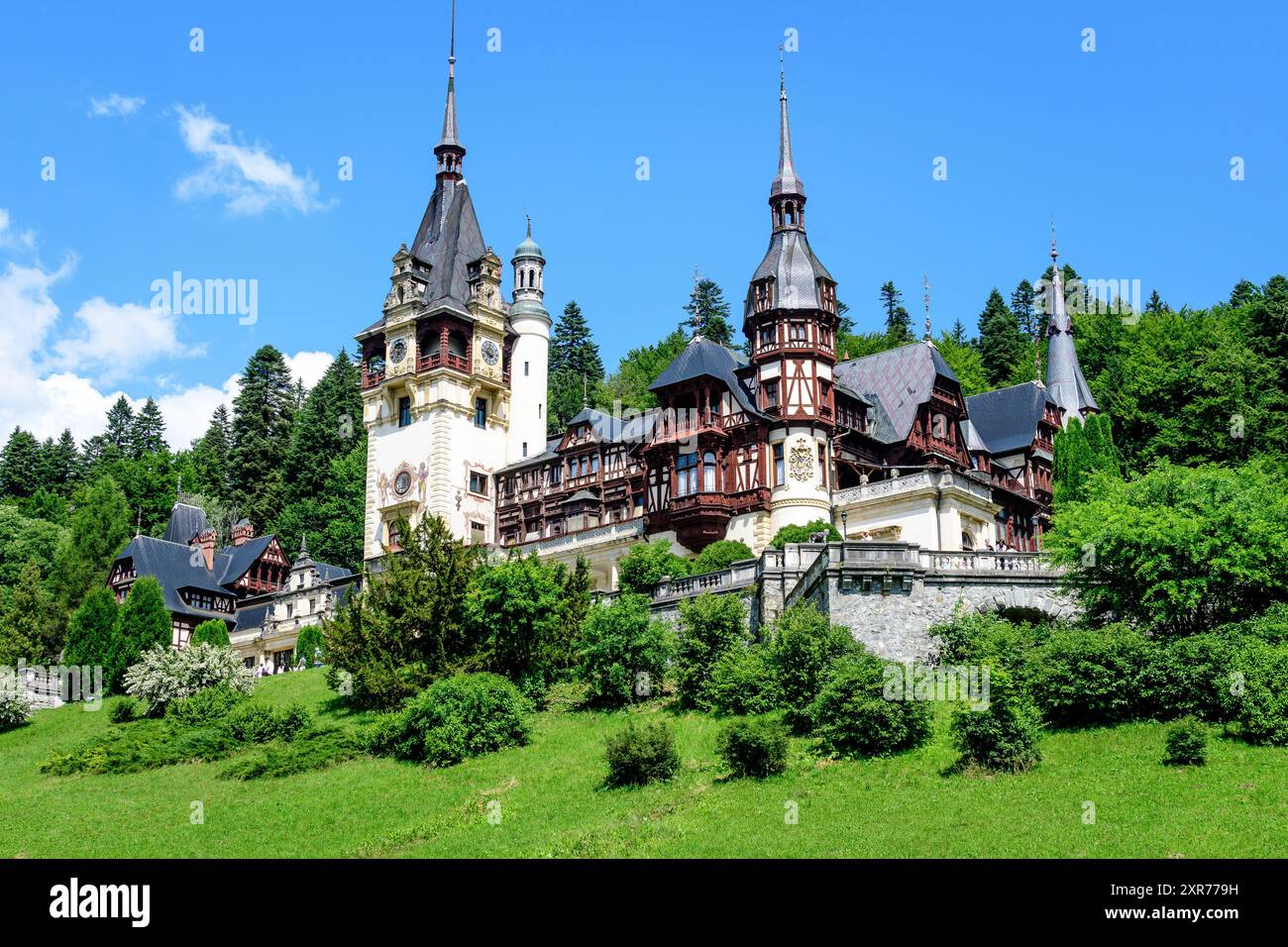 Bell'edificio neo-rinascimentale del Castello di Peles (Castelul Peles) vicino ai Monti Bucegi (Muntii Bucegi) in una giornata estiva soleggiata nella città di Sinaia, Romani Foto Stock