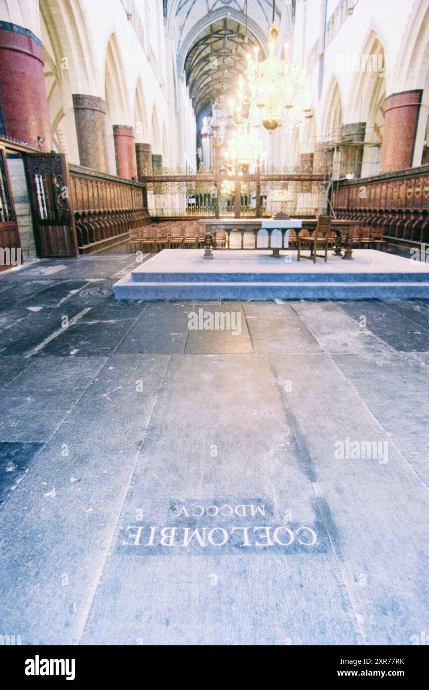 Tombstone in Church, 00-12-1998, Whizgle Dutch News: Immagini storiche su misura per il futuro. Esplora il passato dei Paesi Bassi con prospettive moderne attraverso le immagini delle agenzie olandesi. Colmare gli eventi di ieri con gli approfondimenti di domani. Intraprendi un viaggio senza tempo con storie che plasmano il nostro futuro. Foto Stock