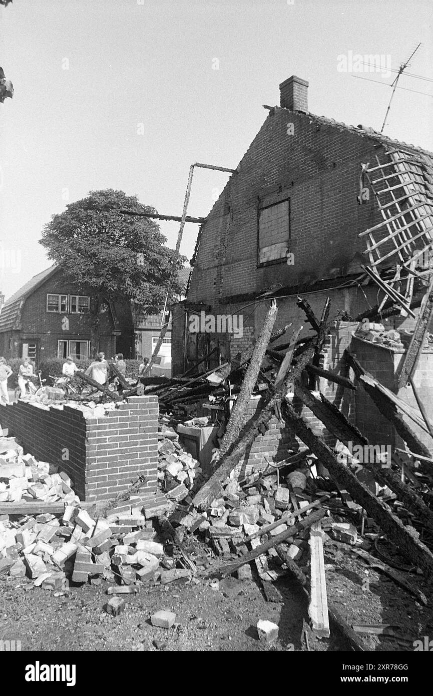 Duna del fuoco, Wijk a. Zee, incendi, vigili del fuoco, Wijk aan Zee, Jan van Kuikweg, 11-08-1969, Whizgle Dutch News: immagini storiche su misura per il futuro. Esplora il passato dei Paesi Bassi con prospettive moderne attraverso le immagini delle agenzie olandesi. Colmare gli eventi di ieri con gli approfondimenti di domani. Intraprendi un viaggio senza tempo con storie che plasmano il nostro futuro. Foto Stock