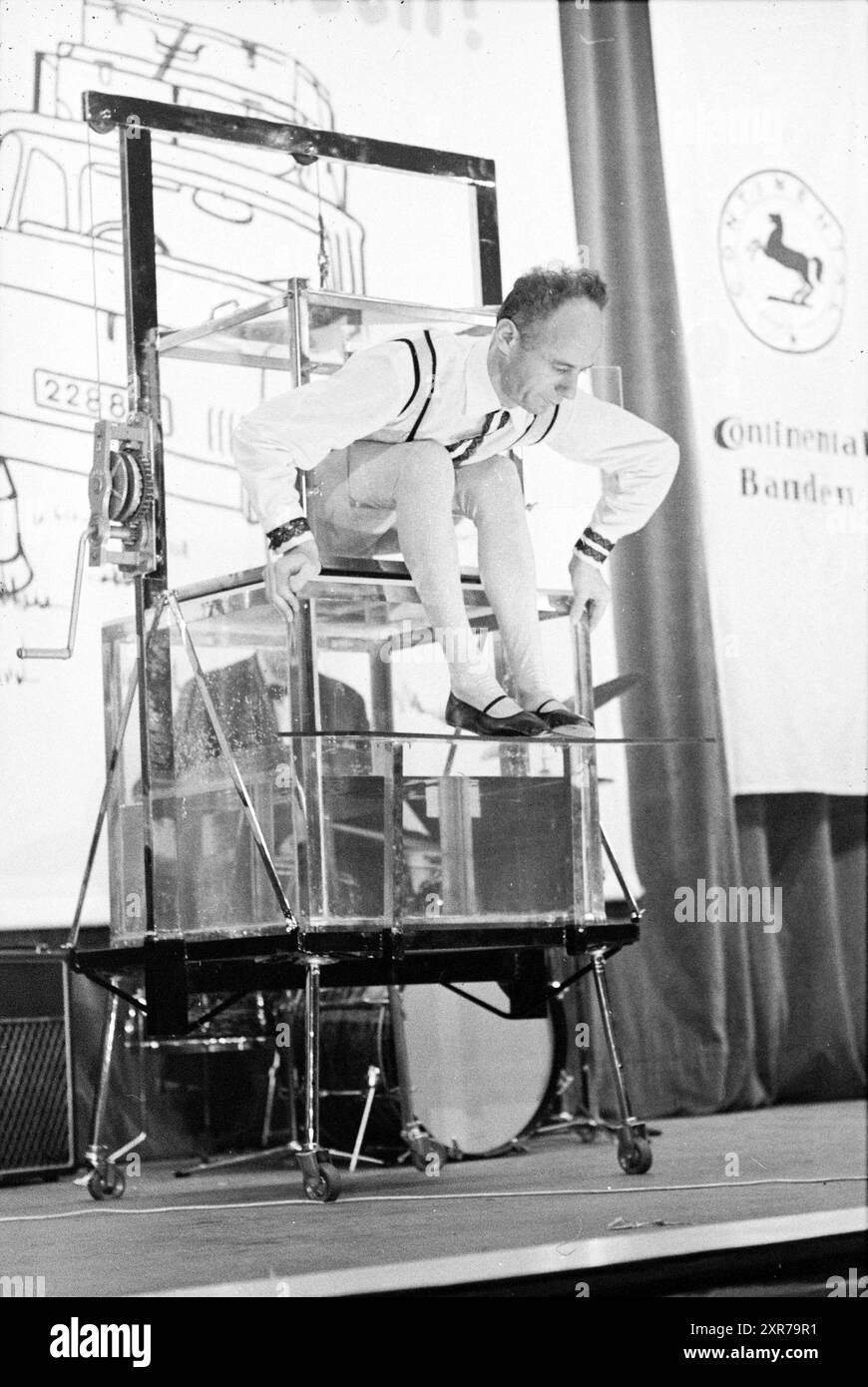 Esibizione contorsionista, contorsionista con musica dal vivo, Whizgle Dutch News: Immagini storiche su misura per il futuro. Esplora il passato dei Paesi Bassi con prospettive moderne attraverso le immagini delle agenzie olandesi. Colmare gli eventi di ieri con gli approfondimenti di domani. Intraprendi un viaggio senza tempo con storie che plasmano il nostro futuro. Foto Stock