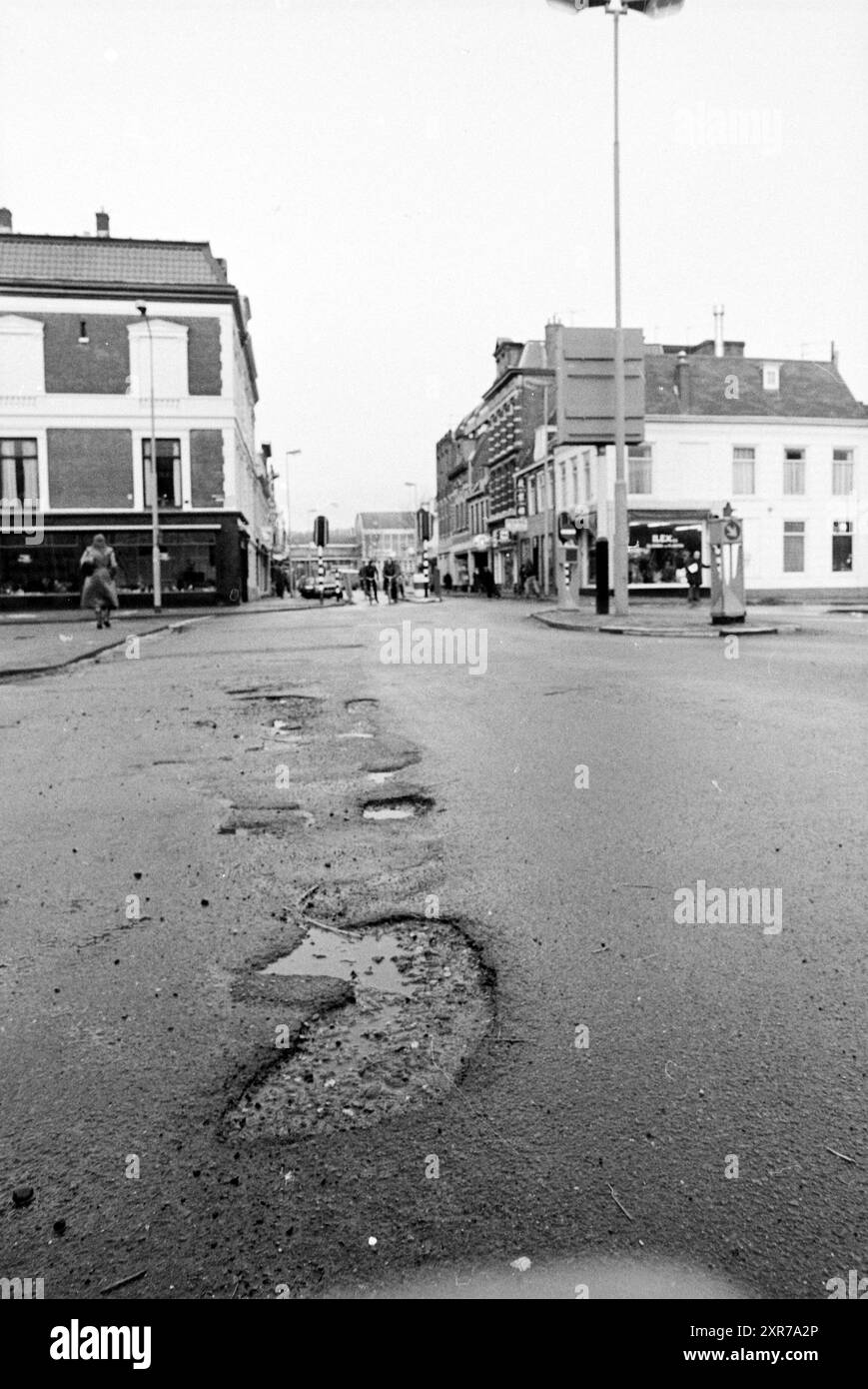 Buchi nel fondo stradale di Kruisstraat, Parklaan, strade, costruzione di strade, semina di strade, Haarlem, Kruisstraat, Paesi Bassi, 09-01-1979, Whizgle Dutch News: immagini storiche su misura per il futuro. Esplora il passato dei Paesi Bassi con prospettive moderne attraverso le immagini delle agenzie olandesi. Colmare gli eventi di ieri con gli approfondimenti di domani. Intraprendi un viaggio senza tempo con storie che plasmano il nostro futuro. Foto Stock