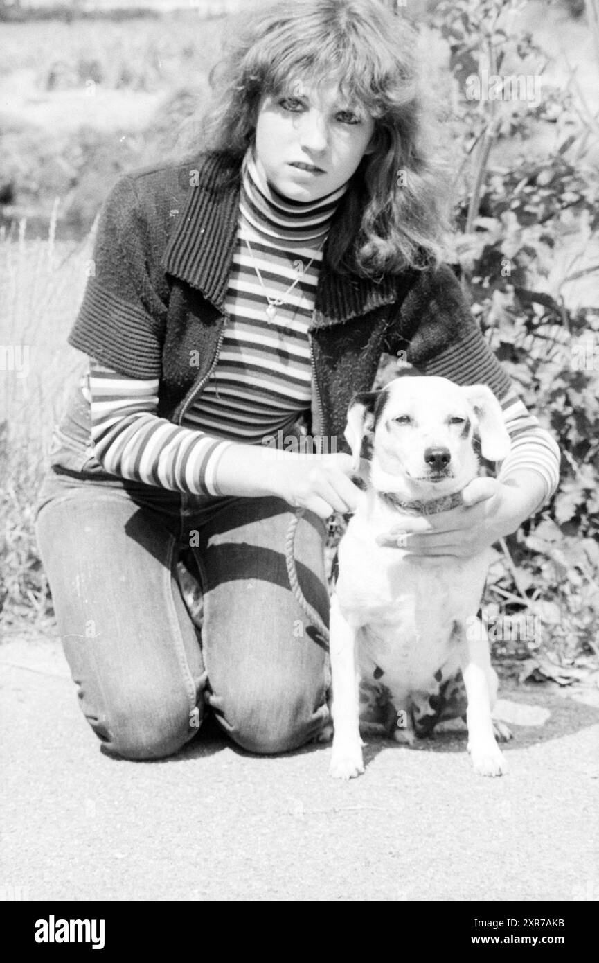 Dog V.d. WEEK, Dogs, 19-07-1978, Whizgle Dutch News: Immagini storiche su misura per il futuro. Esplora il passato dei Paesi Bassi con prospettive moderne attraverso le immagini delle agenzie olandesi. Colmare gli eventi di ieri con gli approfondimenti di domani. Intraprendi un viaggio senza tempo con storie che plasmano il nostro futuro. Foto Stock Dog V.d. WEEK, Dogs, 19-07-1978, Whizgle Dutch News: Immagini storiche su misura per il futuro. Esplora il passato dei Paesi Bassi con prospettive moderne attraverso le immagini delle agenzie olandesi. Colmare gli eventi di ieri con gli approfondimenti di domani. Intraprendi un viaggio senza tempo con storie che plasmano il nostro futuro. Foto Stock