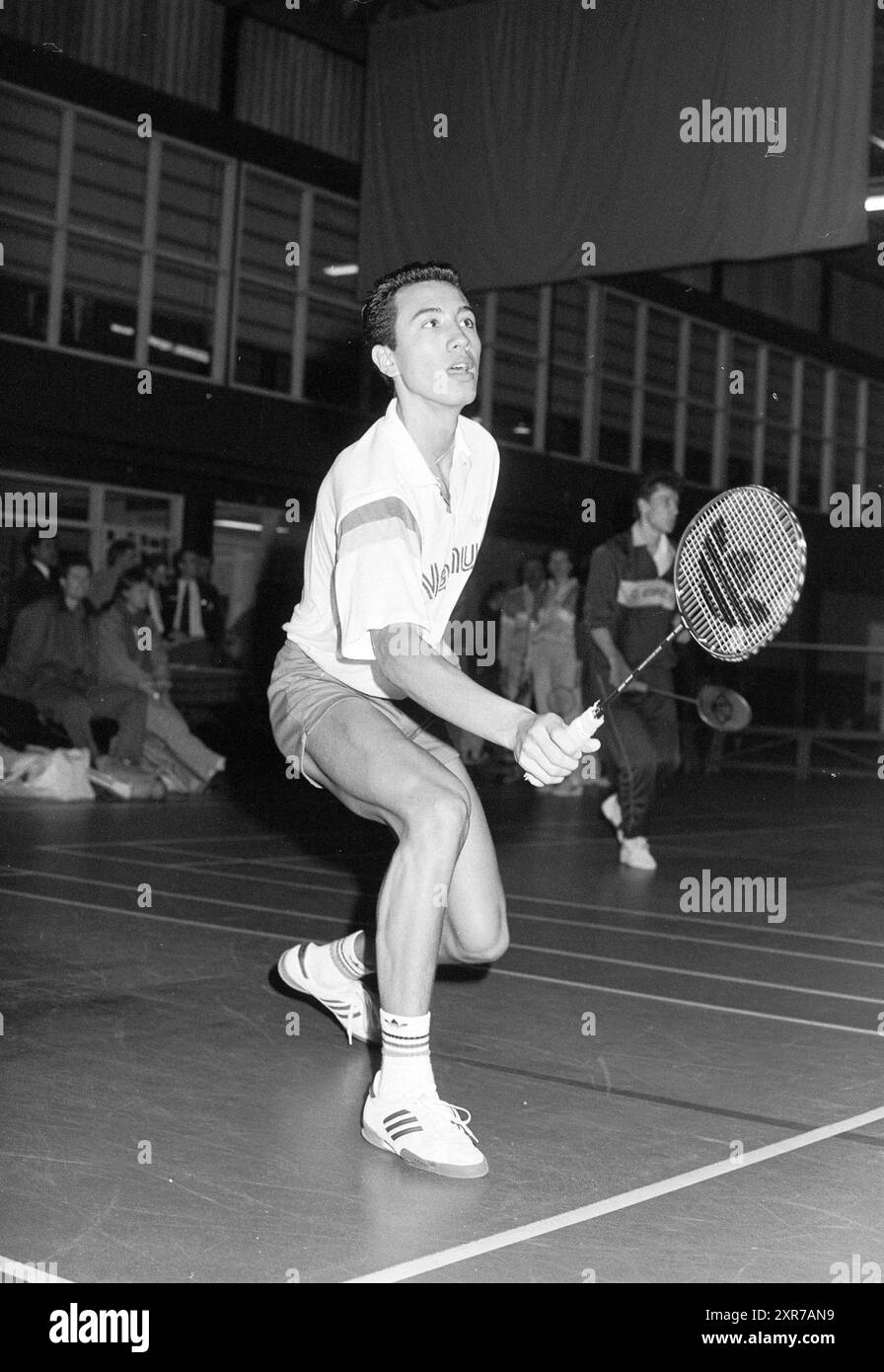 Giocatori di badminton Duinwijck, Haarlem, Paesi Bassi, 00-12-1988, Whizgle Dutch News: Immagini storiche su misura per il futuro. Esplora il passato dei Paesi Bassi con prospettive moderne attraverso le immagini delle agenzie olandesi. Colmare gli eventi di ieri con gli approfondimenti di domani. Intraprendi un viaggio senza tempo con storie che plasmano il nostro futuro. Foto Stock