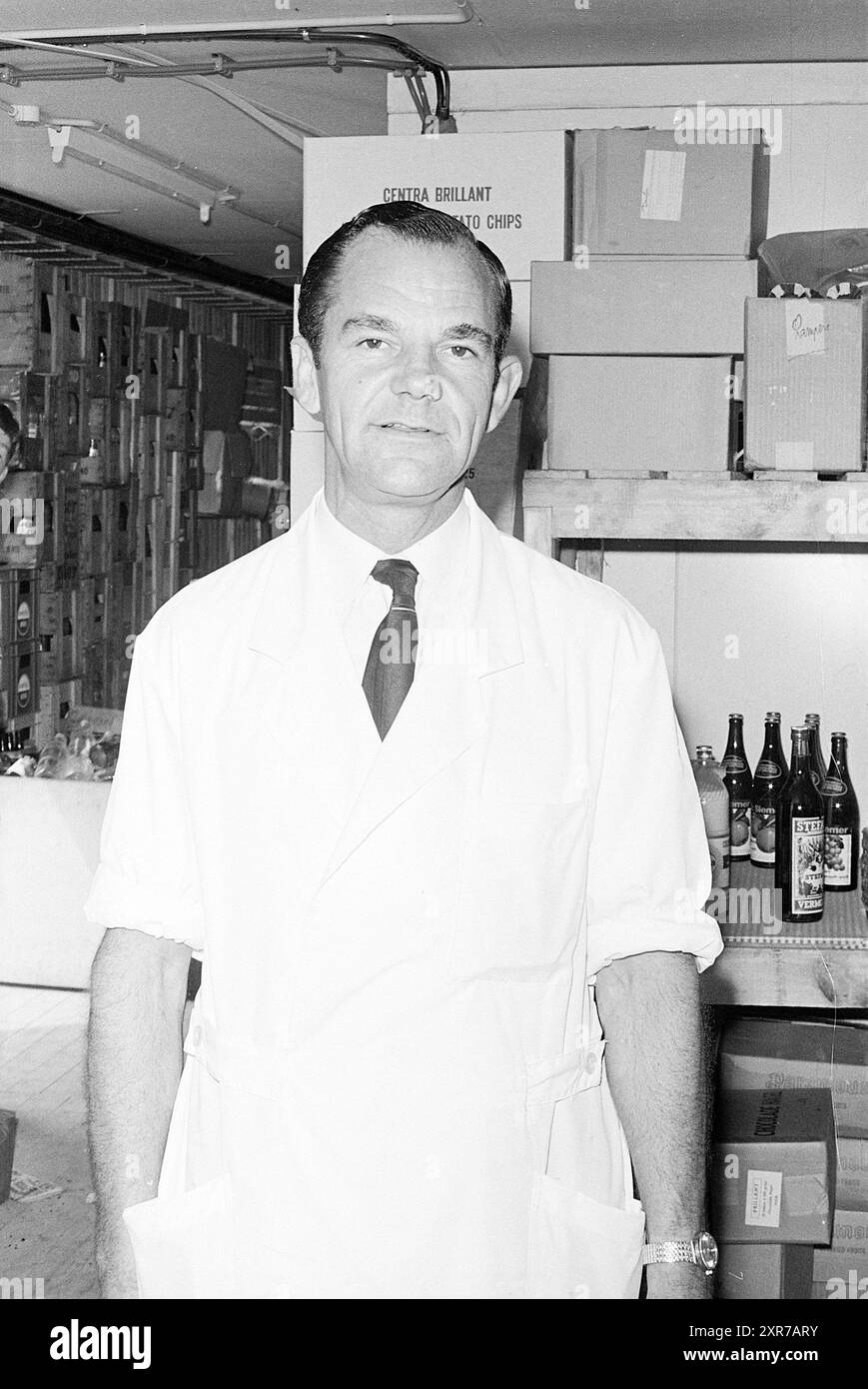 Mr. De Groot per negozio, persone, 03-07-1969, Whizgle Dutch News: Immagini storiche su misura per il futuro. Esplora il passato dei Paesi Bassi con prospettive moderne attraverso le immagini delle agenzie olandesi. Colmare gli eventi di ieri con gli approfondimenti di domani. Intraprendi un viaggio senza tempo con storie che plasmano il nostro futuro. Foto Stock