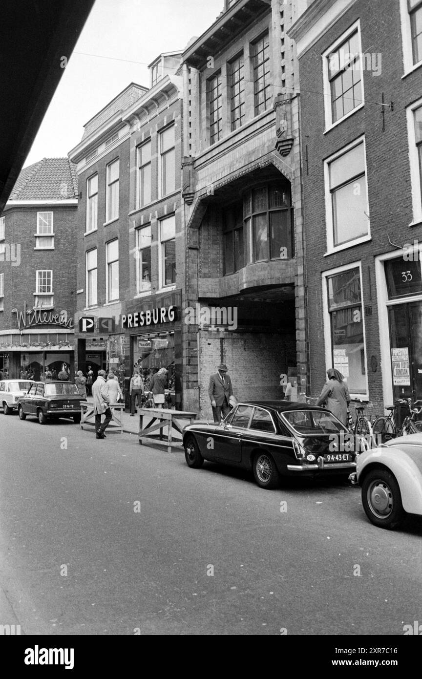 La facciata spezzata dell'edificio Grote Houtstraat 31, ex negozio di abbigliamento Van Moorsel. Il negozio di scarpe Vollaerts si trova qui, che ha dovuto lasciare l'Anegang a causa della costruzione del nuovo C&A. accanto al negozio di scarpe Presburg, angolo Anegang, Exterior, Haarlem, Grote Houtstraat, The Netherlands, 25-05-1972, Whizgle Dutch News: immagini storiche su misura per il futuro. Esplora il passato dei Paesi Bassi con prospettive moderne attraverso le immagini delle agenzie olandesi. Colmare gli eventi di ieri con gli approfondimenti di domani. Intraprendi un viaggio senza tempo con storie che plasmano il nostro futuro. Foto Stock