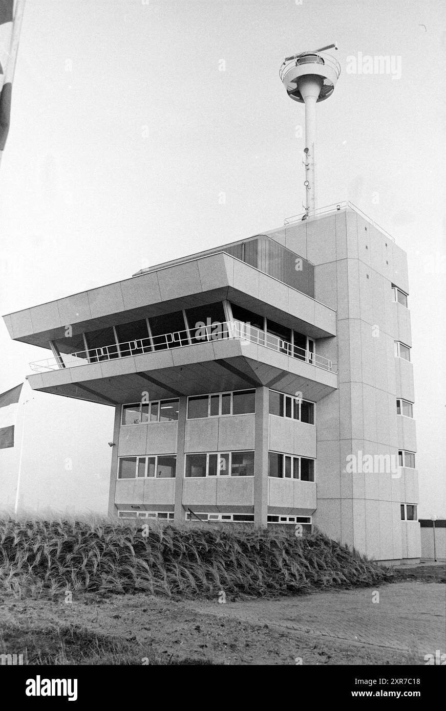 Messa in servizio ufficiale del Semaphore IJmuiden da parte del ministro Smit Kroes dei trasporti, dei lavori pubblici e della gestione delle acque, messa in funzione, Semaphore, IJmuiden, The Netherlands, 14-12-1983, Whizgle Dutch News: immagini storiche su misura per il futuro. Esplora il passato dei Paesi Bassi con prospettive moderne attraverso le immagini delle agenzie olandesi. Colmare gli eventi di ieri con gli approfondimenti di domani. Intraprendi un viaggio senza tempo con storie che plasmano il nostro futuro. Foto Stock