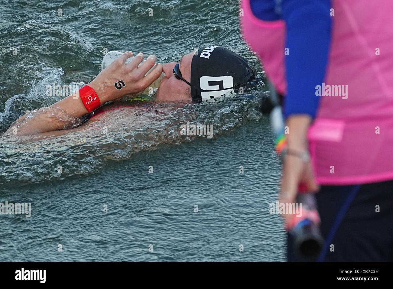 09 agosto 2024, Olimpiadi, Parigi 2024, nuoto, mare aperto, uomini a 10 km, Florian Wellbrock dalla Germania mangia mentre nuota nella Senna. Foto: Michael Kappeler/dpa credito: dpa Picture Alliance/Alamy Live News Foto Stock