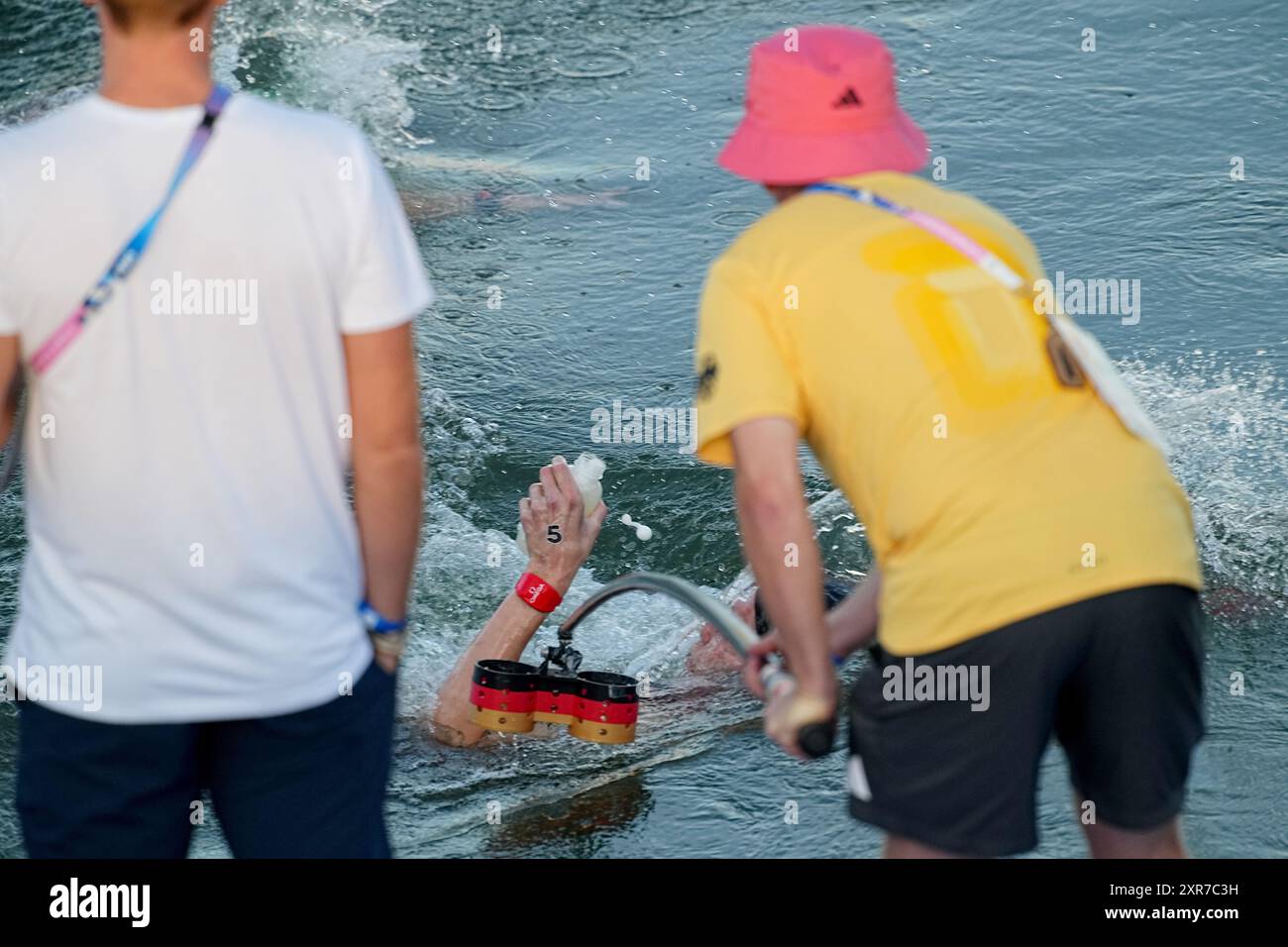 09 agosto 2024, Olimpiadi, Parigi 2024, nuoto, mare aperto, uomini a 10 km, Florian Wellbrock dalla Germania mangia mentre nuota nella Senna. Foto: Michael Kappeler/dpa credito: dpa Picture Alliance/Alamy Live News Foto Stock