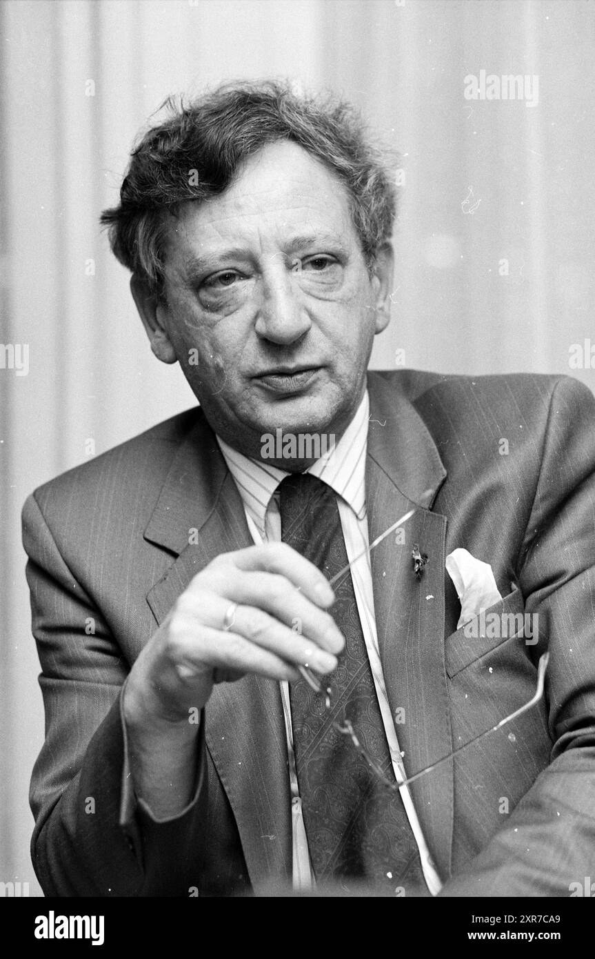 3 signori CDA in Lion d'Or, 17-12-1990, Whizgle Dutch News: Immagini storiche su misura per il futuro. Esplora il passato dei Paesi Bassi con prospettive moderne attraverso le immagini delle agenzie olandesi. Colmare gli eventi di ieri con gli approfondimenti di domani. Intraprendi un viaggio senza tempo con storie che plasmano il nostro futuro. Foto Stock