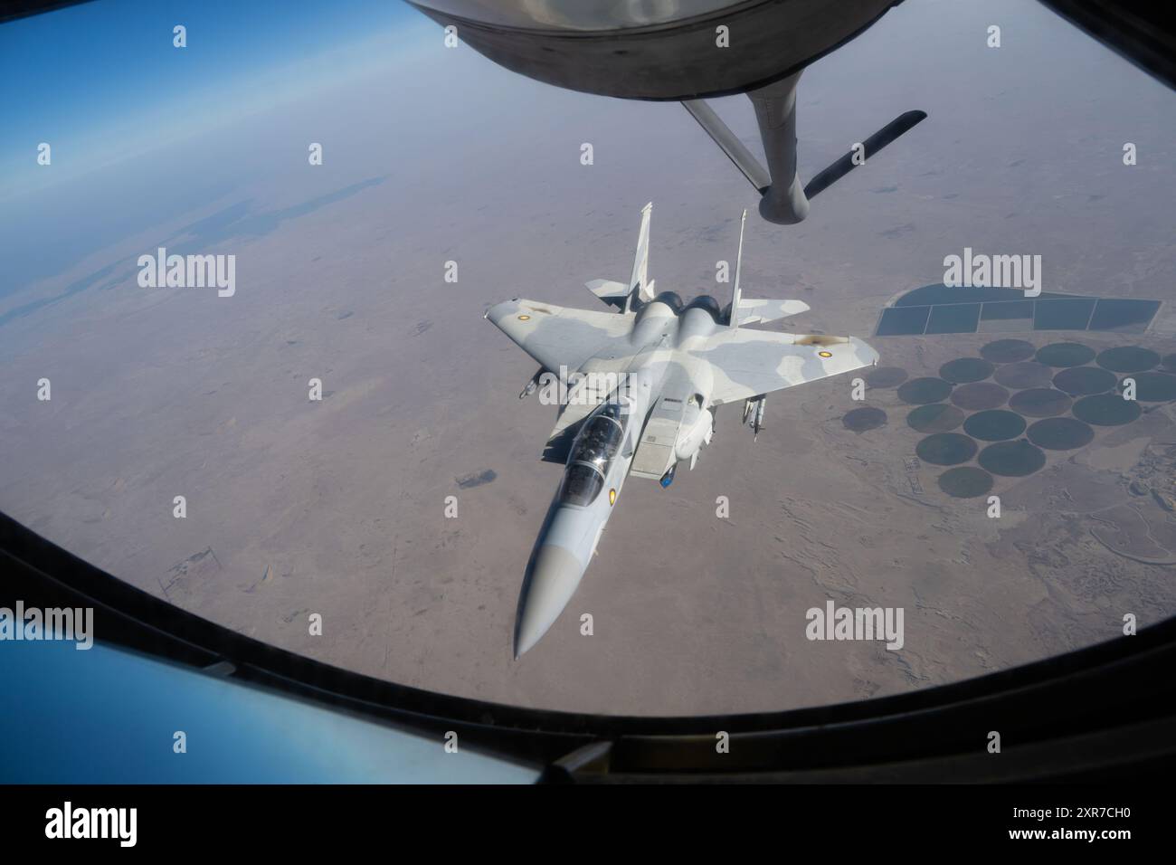 Un F-15QA della Qatar Emiri Air Force che partecipa all'esercitazione Sky Shield 9, si prepara a ricevere carburante da un KC-135 Stratotanker della U.S. Air Force assegnato a. Foto Stock