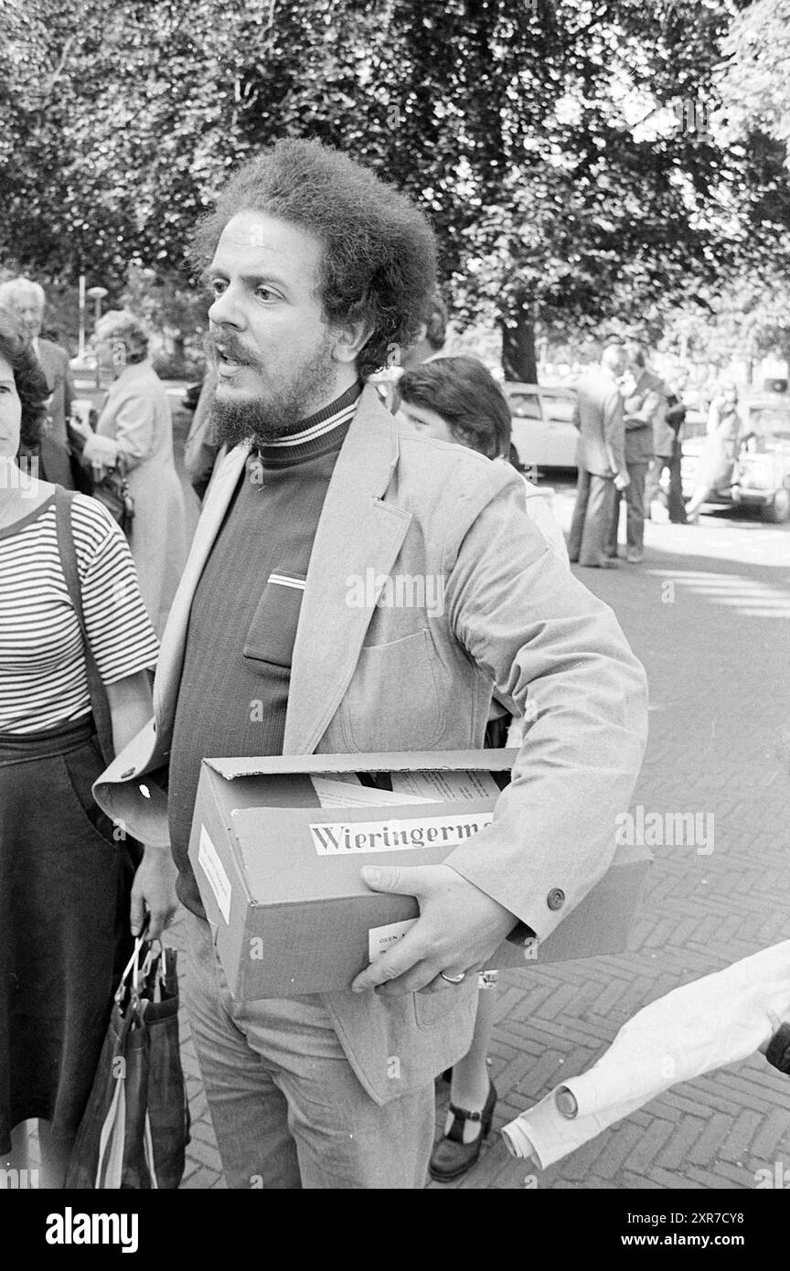 Dimostrazione Casa Provinciale contro il deposito di munizioni Wieringermeer e Bergen, dimostrazione, Prov. Stati, Prov. Water Management, Provincial House, 24-05-1976, Whizgle Dutch News: Immagini storiche su misura per il futuro. Esplora il passato dei Paesi Bassi con prospettive moderne attraverso le immagini delle agenzie olandesi. Colmare gli eventi di ieri con gli approfondimenti di domani. Intraprendi un viaggio senza tempo con storie che plasmano il nostro futuro. Foto Stock