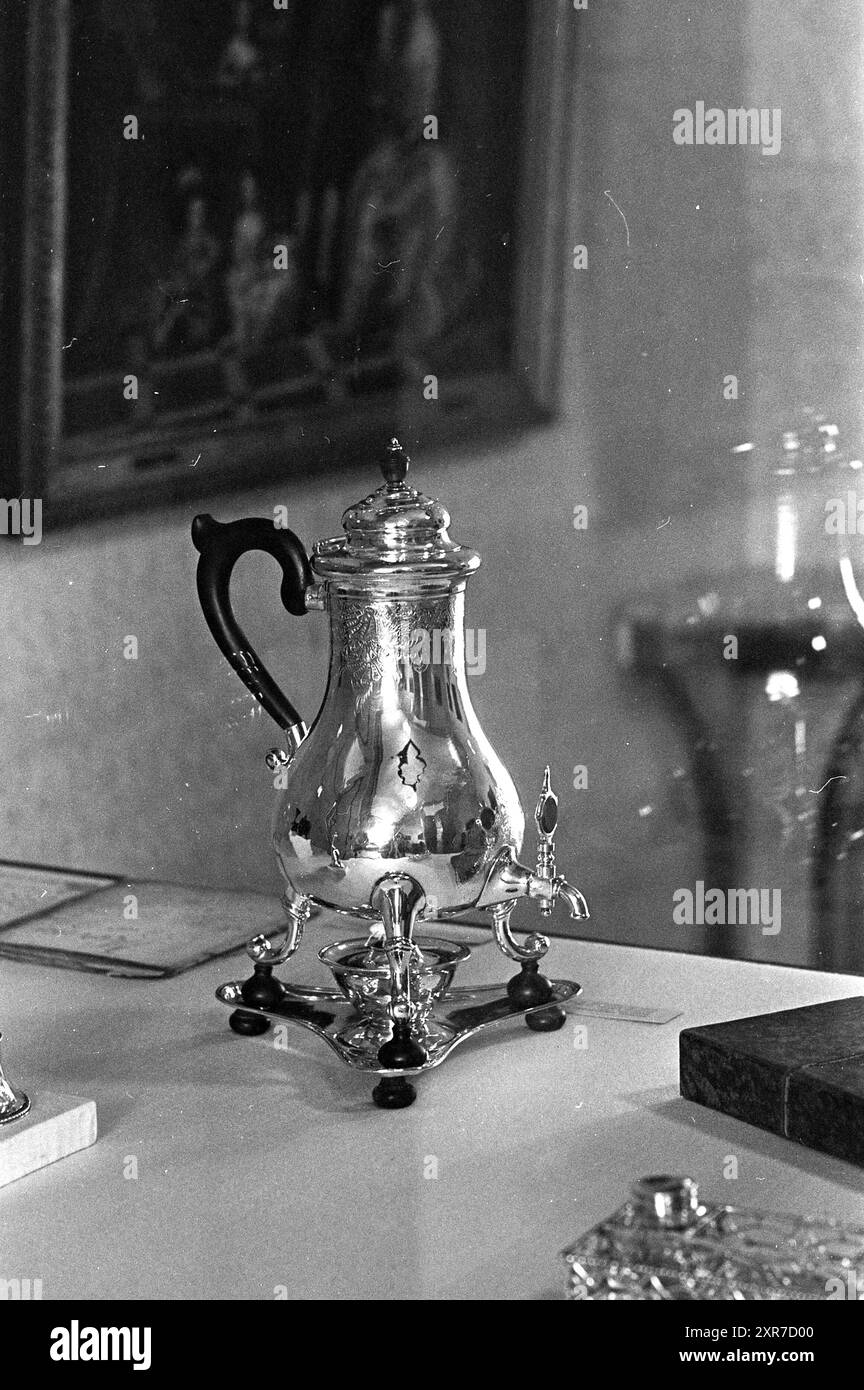 Teiera d'argento nel museo Willet-Holthuysen, Herengracht 605, Amsterdam, Herengracht, Paesi Bassi, 19-02-1965, Whizgle Dutch News: immagini storiche su misura per il futuro. Esplora il passato dei Paesi Bassi con prospettive moderne attraverso le immagini delle agenzie olandesi. Colmare gli eventi di ieri con gli approfondimenti di domani. Intraprendi un viaggio senza tempo con storie che plasmano il nostro futuro. Foto Stock