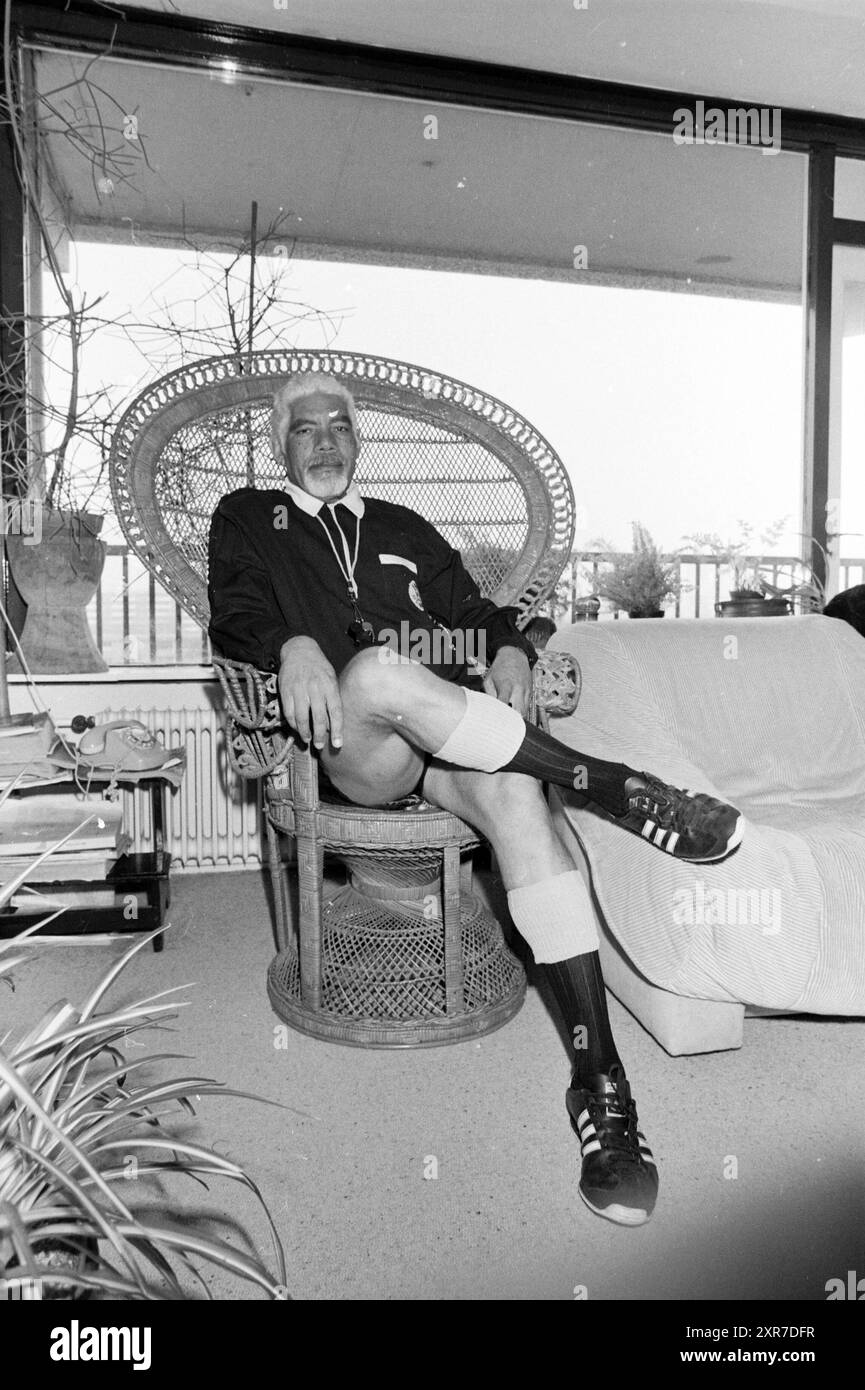 Arbitro Van de Meer, Sports People, Football People and Trainer, 06-06-1985, Whizgle Dutch News: Immagini storiche su misura per il futuro. Esplora il passato dei Paesi Bassi con prospettive moderne attraverso le immagini delle agenzie olandesi. Colmare gli eventi di ieri con gli approfondimenti di domani. Intraprendi un viaggio senza tempo con storie che plasmano il nostro futuro. Foto Stock