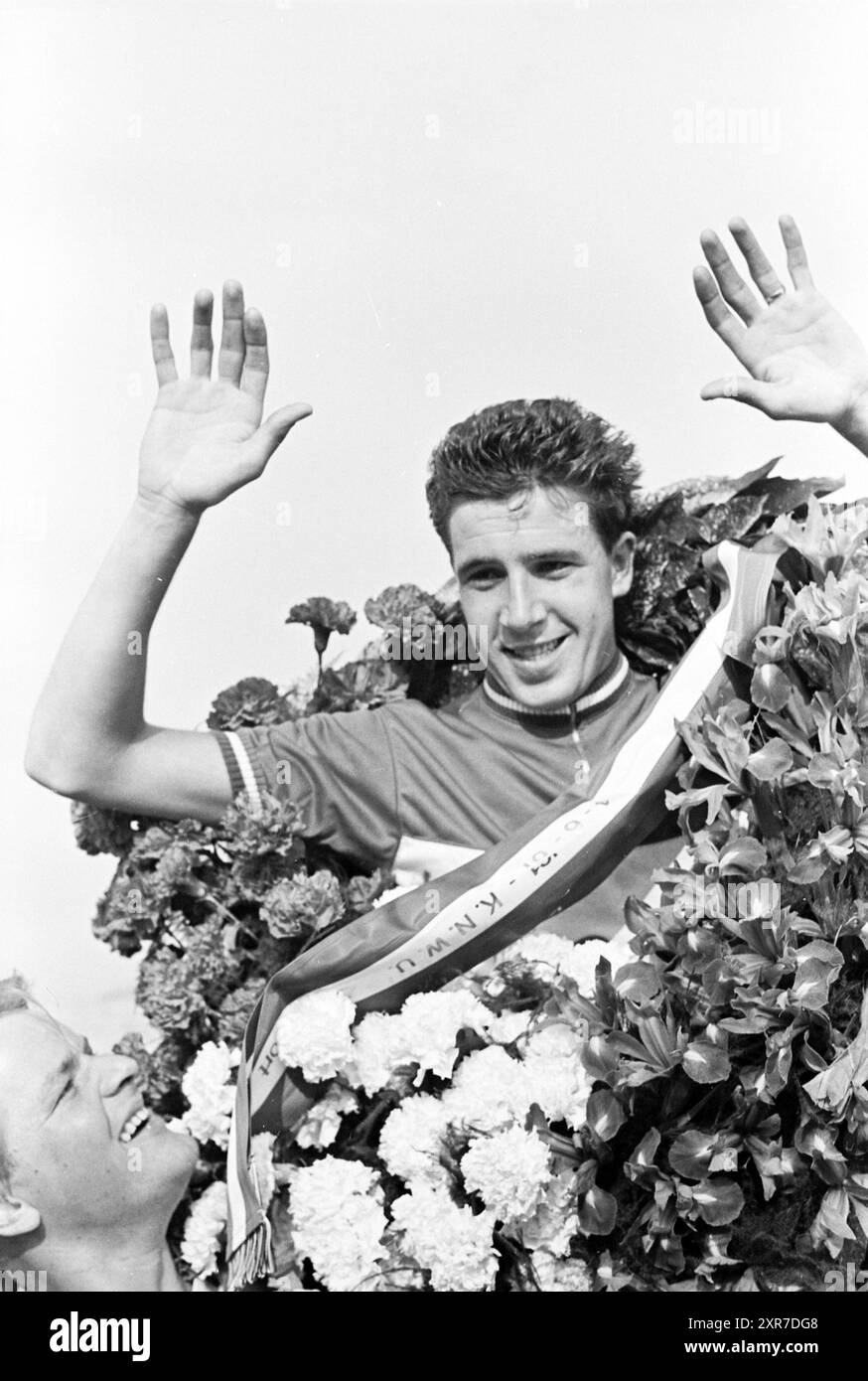 In onore del campione Gerard Wesseling (HSC De Bataaf) gara amatoriale su strada sul circuito di Zandvoort, 04-06-1961, Whizgle Dutch News: Immagini storiche su misura per il futuro. Esplora il passato dei Paesi Bassi con prospettive moderne attraverso le immagini delle agenzie olandesi. Colmare gli eventi di ieri con gli approfondimenti di domani. Intraprendi un viaggio senza tempo con storie che plasmano il nostro futuro. Foto Stock