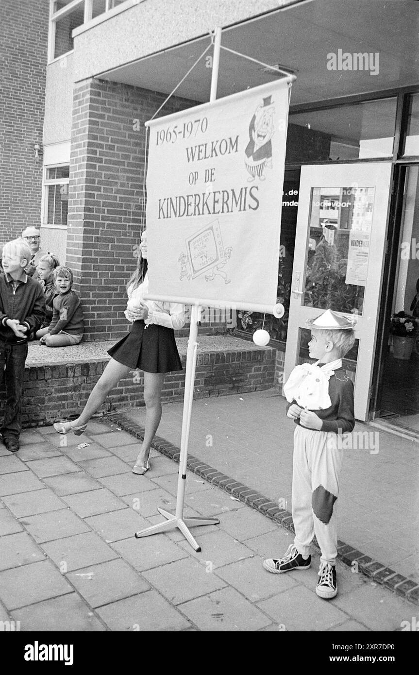 Fiera per bambini Dr. J.th de Visserschool. Proventi destinati al televisore scolastico, Haarlem, Luxemburgplantsoen 6, Paesi Bassi, 00-00-1970, Whizgle Dutch News: immagini storiche su misura per il futuro. Esplora il passato dei Paesi Bassi con prospettive moderne attraverso le immagini delle agenzie olandesi. Colmare gli eventi di ieri con gli approfondimenti di domani. Intraprendi un viaggio senza tempo con storie che plasmano il nostro futuro. Foto Stock