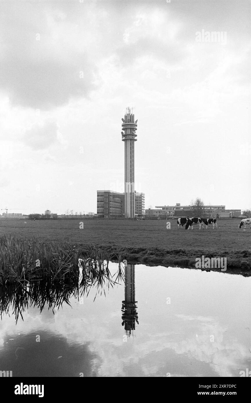 Torre PTT Waarderpolder, PTT, servizi postali, posta in città, Haarlem, The Netherlands, 05-05-1982, Whizgle Dutch News: immagini storiche su misura per il futuro. Esplora il passato dei Paesi Bassi con prospettive moderne attraverso le immagini delle agenzie olandesi. Colmare gli eventi di ieri con gli approfondimenti di domani. Intraprendi un viaggio senza tempo con storie che plasmano il nostro futuro. Foto Stock