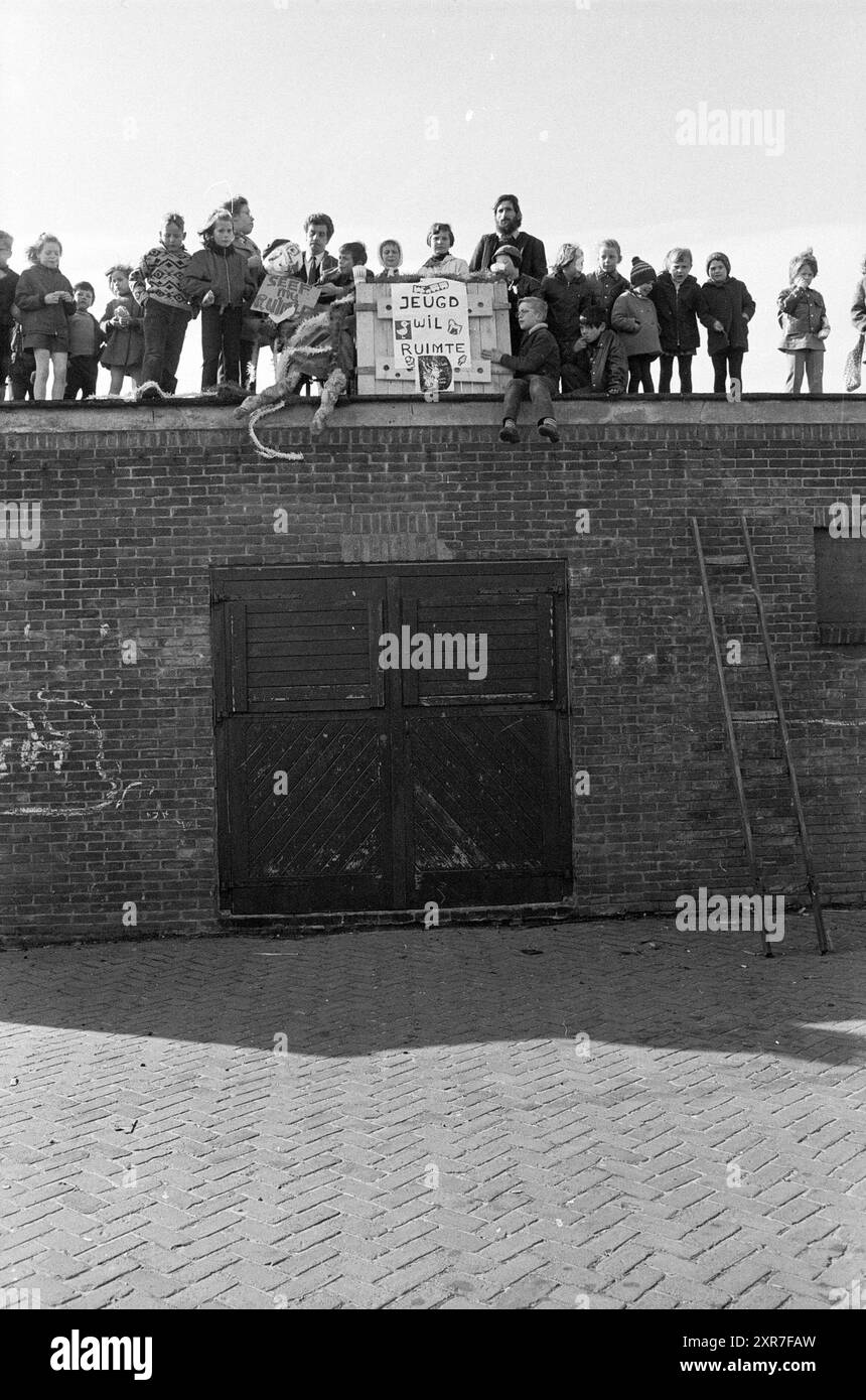 Gruppo di bambini e adulti con cartello: Youth Wants space, 00-00-1970, Whizgle Dutch News: Immagini storiche su misura per il futuro. Esplora il passato dei Paesi Bassi con prospettive moderne attraverso le immagini delle agenzie olandesi. Colmare gli eventi di ieri con gli approfondimenti di domani. Intraprendi un viaggio senza tempo con storie che plasmano il nostro futuro. Foto Stock Gruppo di bambini e adulti con cartello: Youth Wants space, 00-00-1970, Whizgle Dutch News: Immagini storiche su misura per il futuro. Esplora il passato dei Paesi Bassi con prospettive moderne attraverso le immagini delle agenzie olandesi. Colmare gli eventi di ieri con gli approfondimenti di domani. Intraprendi un viaggio senza tempo con storie che plasmano il nostro futuro. Foto Stock
