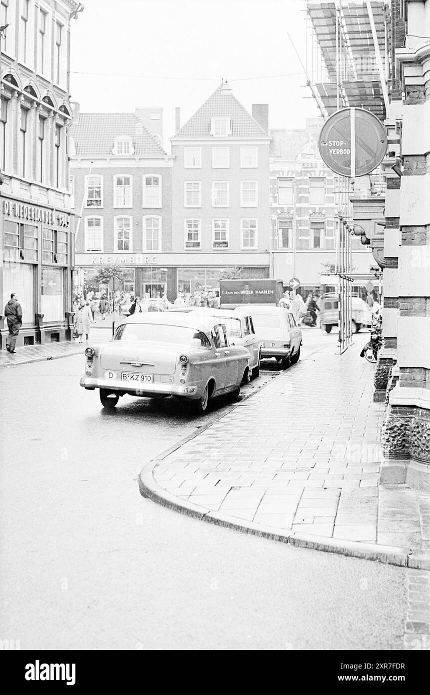 Corner Grote Houtstraat Grote Markt Verweyhal, 13-08-1964, Whizgle Dutch News: Immagini storiche su misura per il futuro. Esplora il passato dei Paesi Bassi con prospettive moderne attraverso le immagini delle agenzie olandesi. Colmare gli eventi di ieri con gli approfondimenti di domani. Intraprendi un viaggio senza tempo con storie che plasmano il nostro futuro. Foto Stock