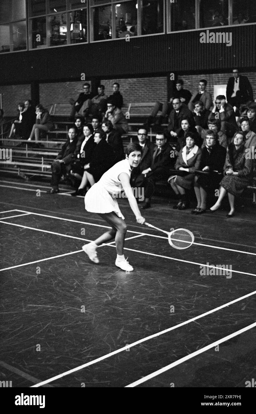 Giocatori di badminton in competizione e allenamento a Duinwijckhal Haarlem, Whizgle Dutch News: Immagini storiche su misura per il futuro. Esplora il passato dei Paesi Bassi con prospettive moderne attraverso le immagini delle agenzie olandesi. Colmare gli eventi di ieri con gli approfondimenti di domani. Intraprendi un viaggio senza tempo con storie che plasmano il nostro futuro. Foto Stock