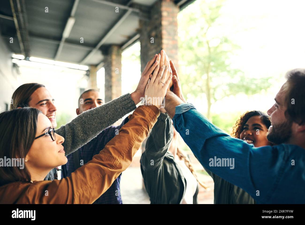 Studenti, gruppi o mani insieme all'università con supporto per motivi di studio o collaborazione accademica. Amici, persone o diversità a cinque Foto Stock