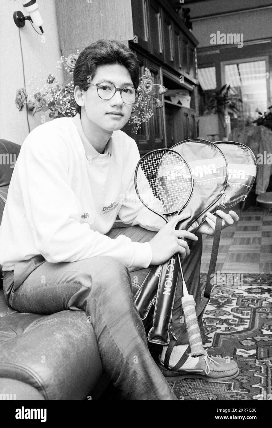 Due giocatori di badminton con racchette, Whizgle Dutch News: Immagini storiche su misura per il futuro. Esplora il passato dei Paesi Bassi con prospettive moderne attraverso le immagini delle agenzie olandesi. Colmare gli eventi di ieri con gli approfondimenti di domani. Intraprendi un viaggio senza tempo con storie che plasmano il nostro futuro. Foto Stock