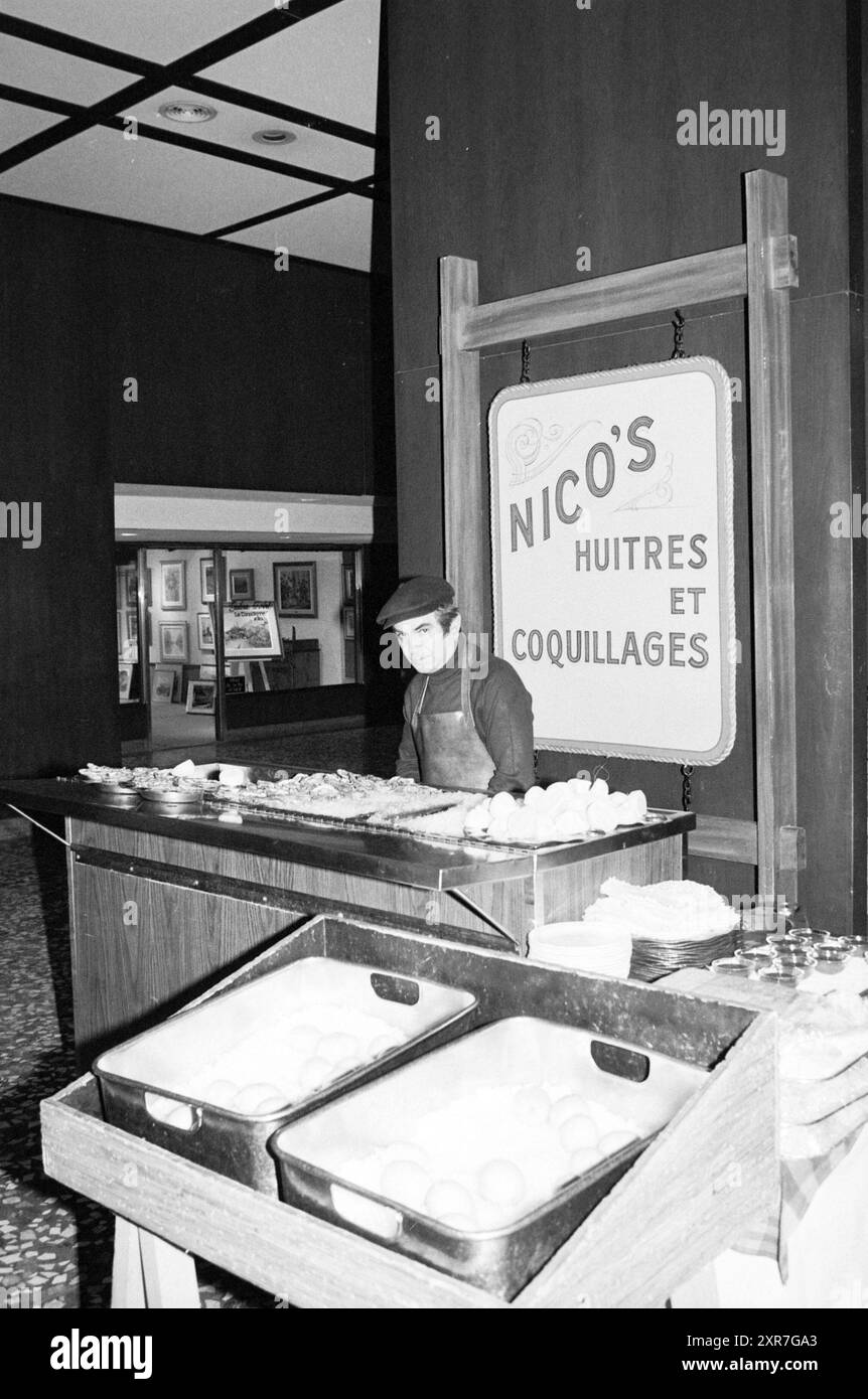 Montreal: Centro commerciale sotterraneo, Canada, negozi e chioschi, Montreal, Canada, 00-02-1982, Whizgle Dutch News: immagini storiche su misura per il futuro. Esplora il passato dei Paesi Bassi con prospettive moderne attraverso le immagini delle agenzie olandesi. Colmare gli eventi di ieri con gli approfondimenti di domani. Intraprendi un viaggio senza tempo con storie che plasmano il nostro futuro. Foto Stock