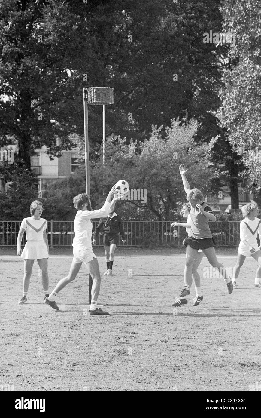 Neptunus - MEO, Korfball, 04-09-1976, Whizgle Dutch News: Immagini storiche su misura per il futuro. Esplora il passato dei Paesi Bassi con prospettive moderne attraverso le immagini delle agenzie olandesi. Colmare gli eventi di ieri con gli approfondimenti di domani. Intraprendi un viaggio senza tempo con storie che plasmano il nostro futuro. Foto Stock