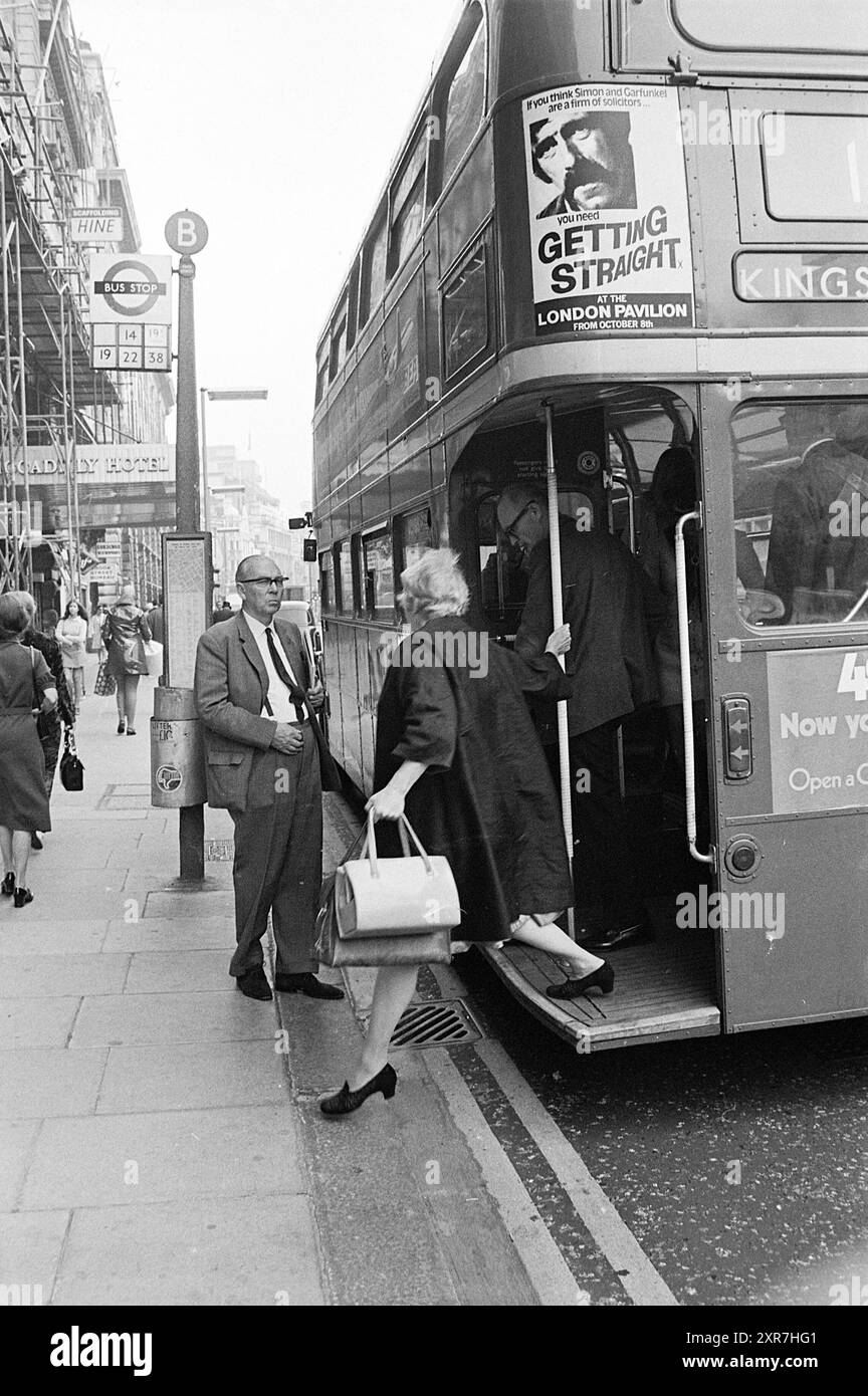 Report Transport London, Report, Transport, 13-10-1970, Whizgle Dutch News: Immagini storiche su misura per il futuro. Esplora il passato dei Paesi Bassi con prospettive moderne attraverso le immagini delle agenzie olandesi. Colmare gli eventi di ieri con gli approfondimenti di domani. Intraprendi un viaggio senza tempo con storie che plasmano il nostro futuro. Foto Stock