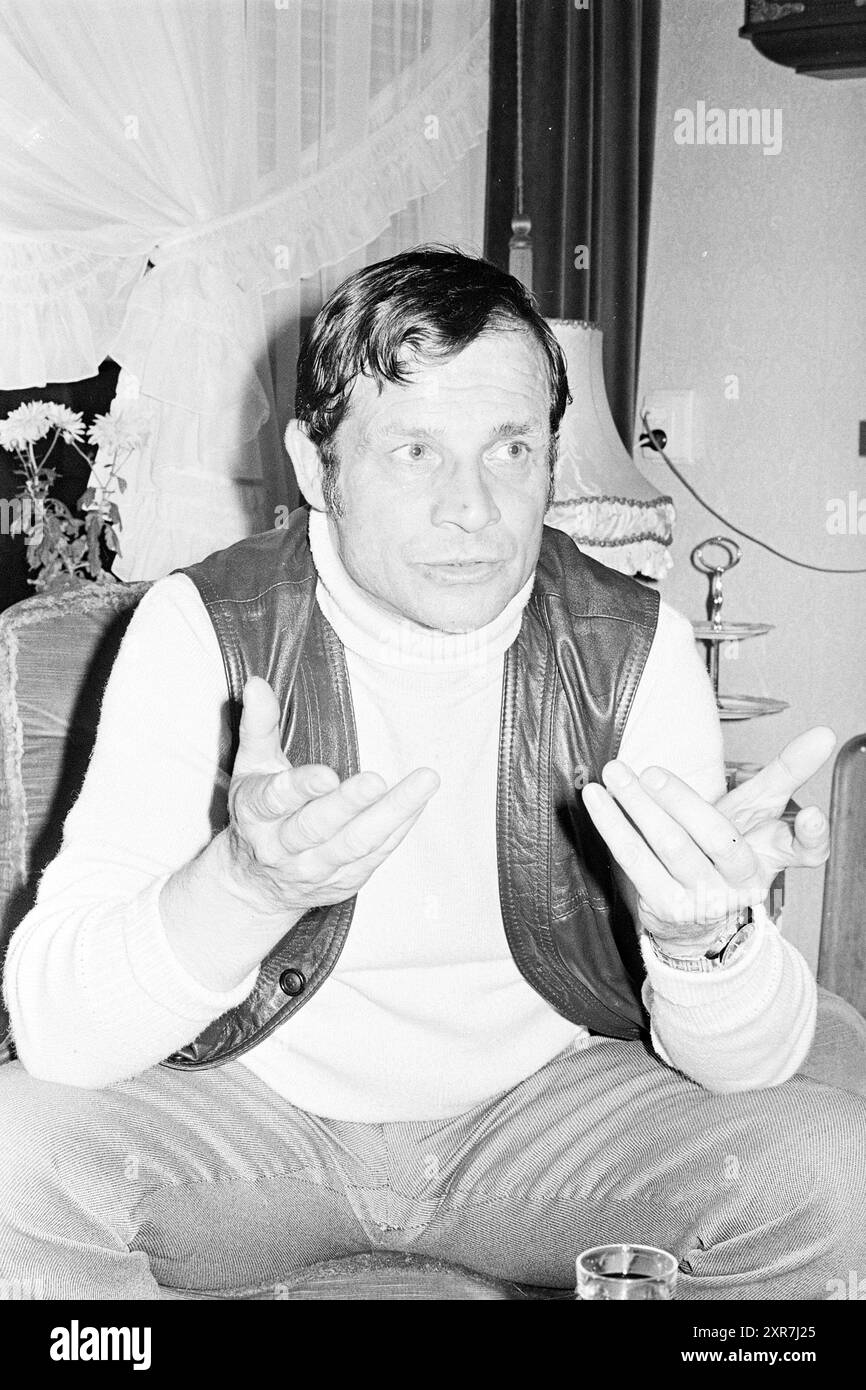 Henk Geurens arbitro, People, Football People and Trainer, 09-05-1975, Whizgle Dutch News: Immagini storiche su misura per il futuro. Esplora il passato dei Paesi Bassi con prospettive moderne attraverso le immagini delle agenzie olandesi. Colmare gli eventi di ieri con gli approfondimenti di domani. Intraprendi un viaggio senza tempo con storie che plasmano il nostro futuro. Foto Stock