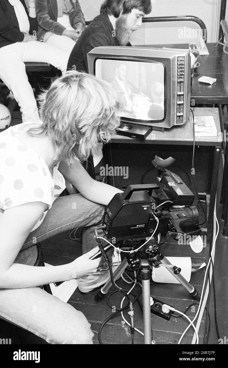 Political Café, 00-04-1982, Whizgle Dutch News: Immagini storiche su misura per il futuro. Esplora il passato dei Paesi Bassi con prospettive moderne attraverso le immagini delle agenzie olandesi. Colmare gli eventi di ieri con gli approfondimenti di domani. Intraprendi un viaggio senza tempo con storie che plasmano il nostro futuro. Foto Stock