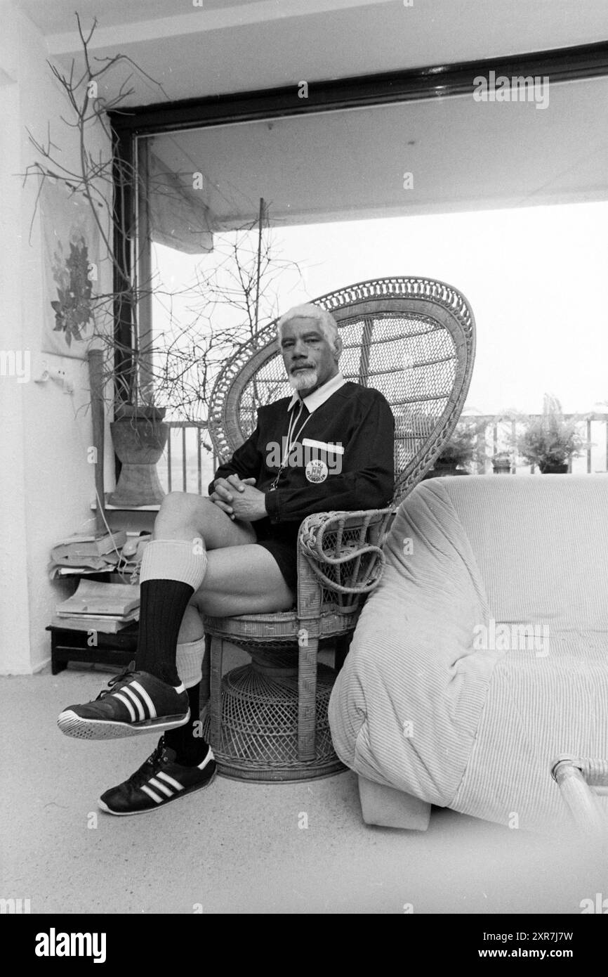 Arbitro Van de Meer, Sports People, Football People and Trainer, 06-06-1985, Whizgle Dutch News: Immagini storiche su misura per il futuro. Esplora il passato dei Paesi Bassi con prospettive moderne attraverso le immagini delle agenzie olandesi. Colmare gli eventi di ieri con gli approfondimenti di domani. Intraprendi un viaggio senza tempo con storie che plasmano il nostro futuro. Foto Stock