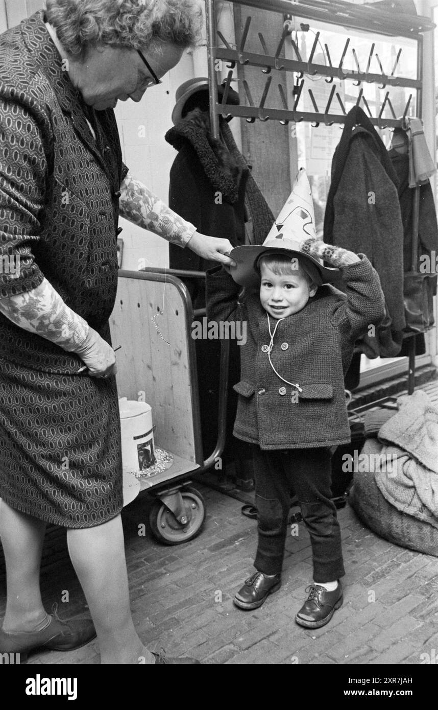 Bambini con cappelli di carta a causa della Children's Book Week, Haarlem, Paesi Bassi, 05-11-1966, Whizgle Dutch News: Immagini storiche su misura per il futuro. Esplora il passato dei Paesi Bassi con prospettive moderne attraverso le immagini delle agenzie olandesi. Colmare gli eventi di ieri con gli approfondimenti di domani. Intraprendi un viaggio senza tempo con storie che plasmano il nostro futuro. Foto Stock