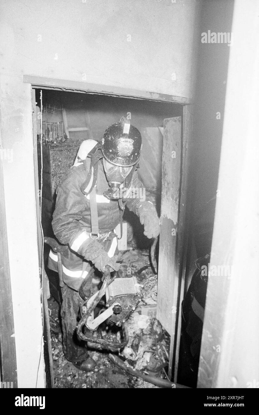 Fire Kleine Houtstraat 61, vigili del fuoco, Haarlem, Kleine Houtstraat, The Netherlands, 24-10-1986, Whizgle Dutch News: immagini storiche su misura per il futuro. Esplora il passato dei Paesi Bassi con prospettive moderne attraverso le immagini delle agenzie olandesi. Colmare gli eventi di ieri con gli approfondimenti di domani. Intraprendi un viaggio senza tempo con storie che plasmano il nostro futuro. Foto Stock