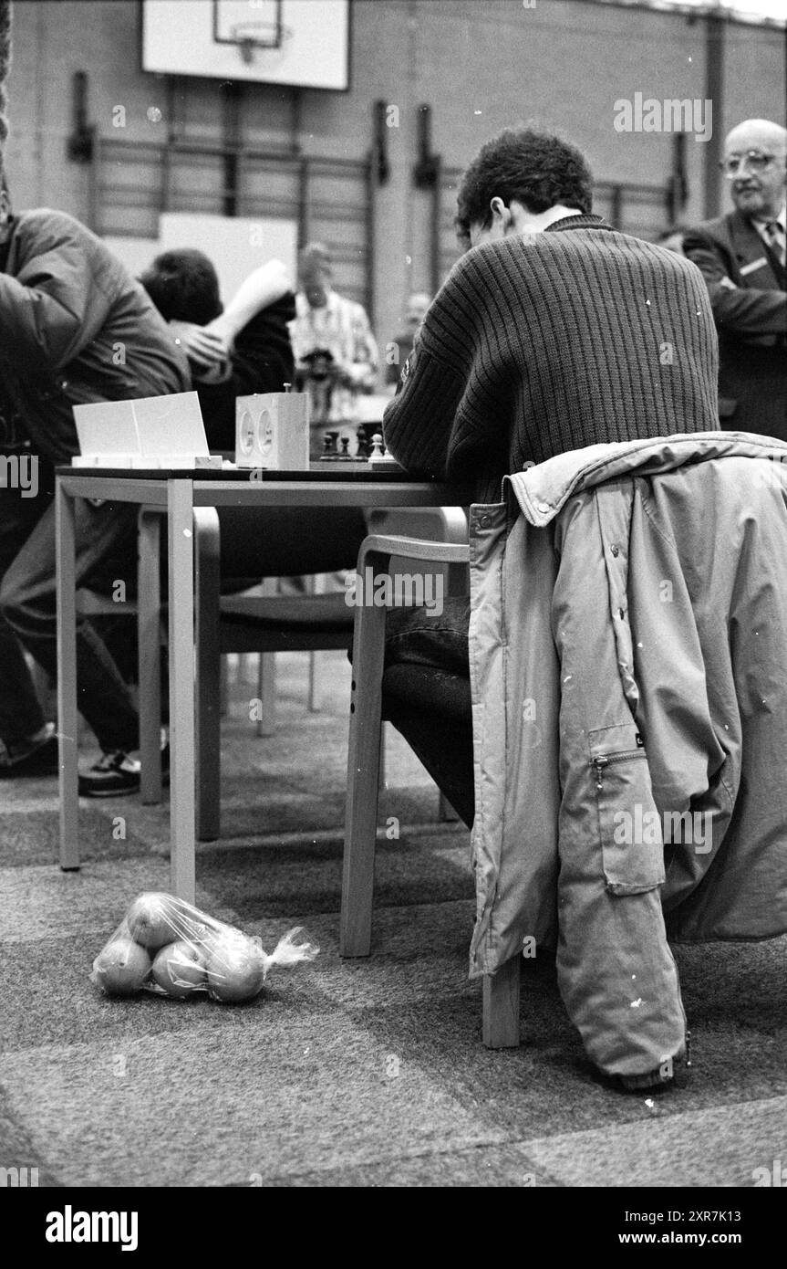 Borsa di arance per scacchista, Torneo di scacchi Blast Furnace, Torneo di scacchi Blast Furnace, Wijk aan Zee, 08-01-1988, Whizgle Dutch News: Immagini storiche su misura per il futuro. Esplora il passato dei Paesi Bassi con prospettive moderne attraverso le immagini delle agenzie olandesi. Colmare gli eventi di ieri con gli approfondimenti di domani. Intraprendi un viaggio senza tempo con storie che plasmano il nostro futuro. Foto Stock