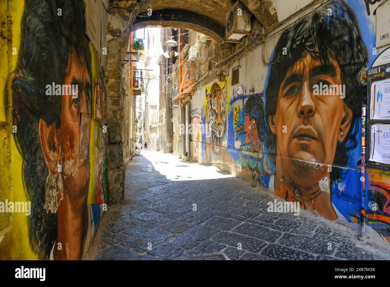 Muarl dell'eroe locale, Diego Maradona, Napoli, città Vecchia, Italia Foto Stock
