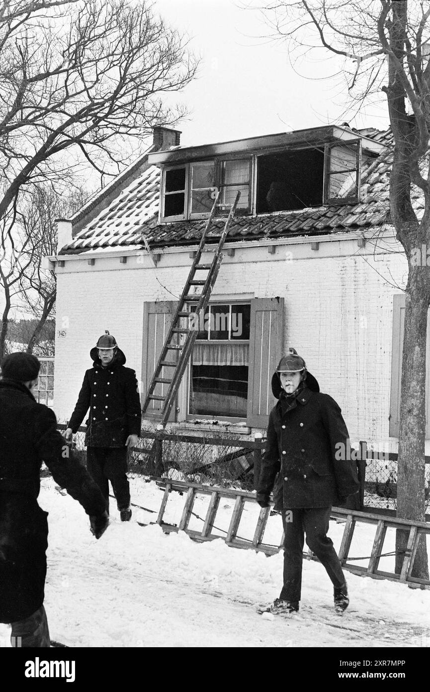Zandvoortselaan 142, Bentveld, vigili del fuoco, Bentveld, Zantvoorstelaan 142, 03-01-1963, Whizgle Dutch News: immagini storiche su misura per il futuro. Esplora il passato dei Paesi Bassi con prospettive moderne attraverso le immagini delle agenzie olandesi. Colmare gli eventi di ieri con gli approfondimenti di domani. Intraprendi un viaggio senza tempo con storie che plasmano il nostro futuro. Foto Stock