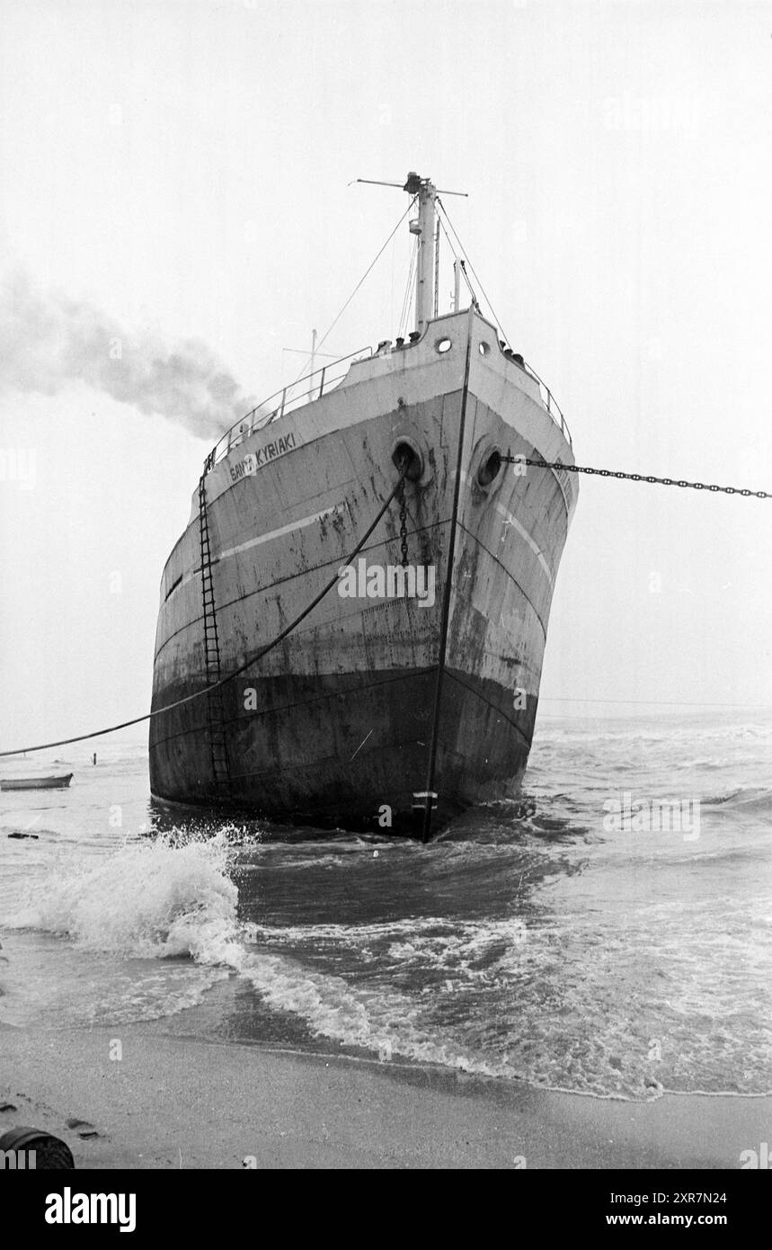 Il cargo liberiano Santa Kyriaki fu bloccato al largo della costa di IJmuiden durante una pesante tempesta il 24-11-1965. La nave fu riaffondata l'8 marzo 1966., Whizgle Dutch News: Historical Images Tailored for the Future. Esplora il passato dei Paesi Bassi con prospettive moderne attraverso le immagini delle agenzie olandesi. Colmare gli eventi di ieri con gli approfondimenti di domani. Intraprendi un viaggio senza tempo con storie che plasmano il nostro futuro. Foto Stock