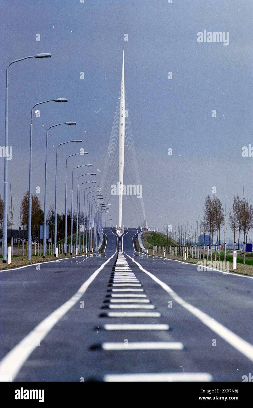 Calatrava Bridges, Haarlemmermeer, 18-04-2004, Whizgle Dutch News: Immagini storiche su misura per il futuro. Esplora il passato dei Paesi Bassi con prospettive moderne attraverso le immagini delle agenzie olandesi. Colmare gli eventi di ieri con gli approfondimenti di domani. Intraprendi un viaggio senza tempo con storie che plasmano il nostro futuro. Foto Stock