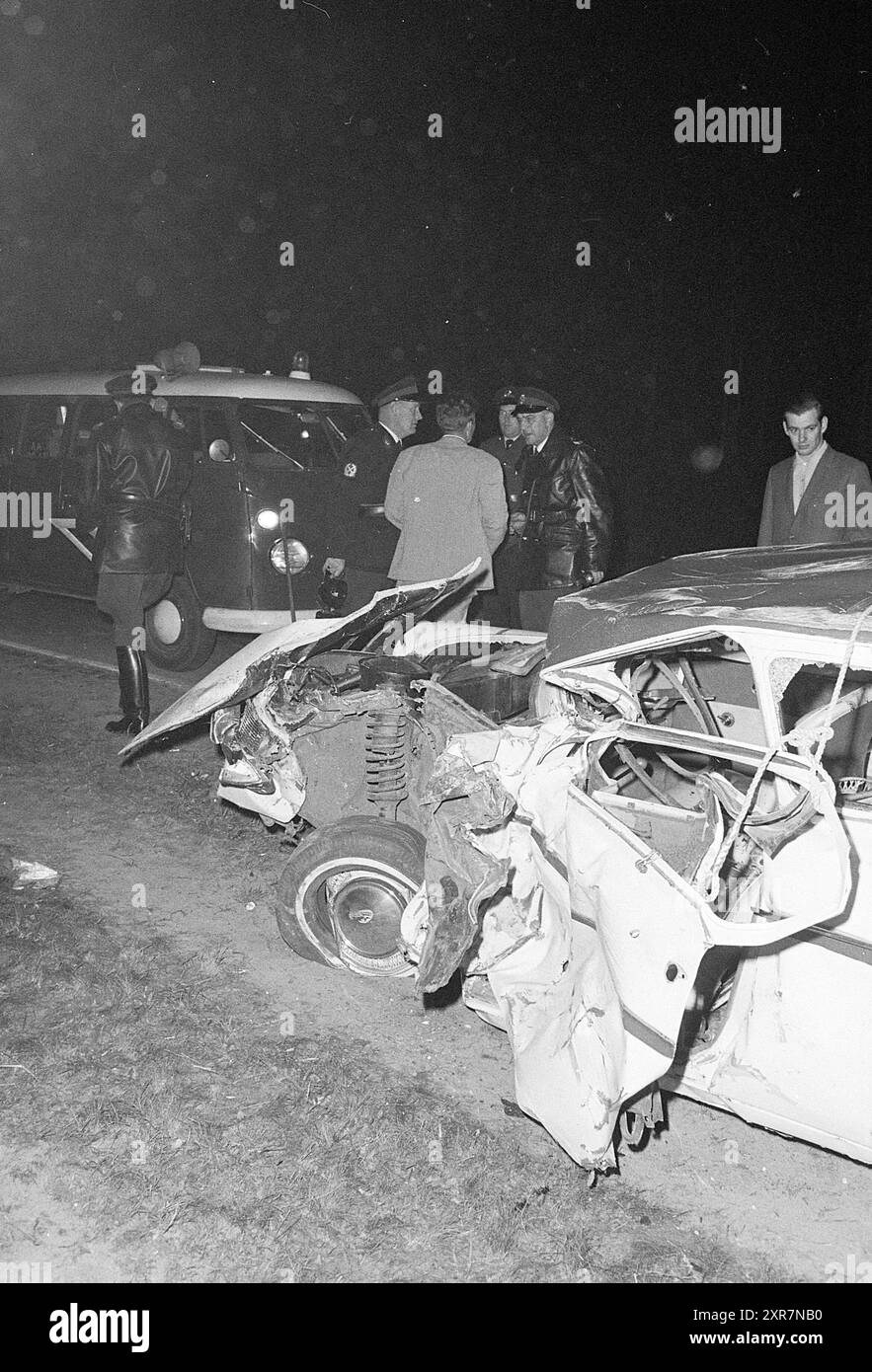 Incidenti stradali, incidenti stradali, rottami di auto, Whizgle Dutch News: Immagini storiche su misura per il futuro. Esplora il passato dei Paesi Bassi con prospettive moderne attraverso le immagini delle agenzie olandesi. Colmare gli eventi di ieri con gli approfondimenti di domani. Intraprendi un viaggio senza tempo con storie che plasmano il nostro futuro. Foto Stock