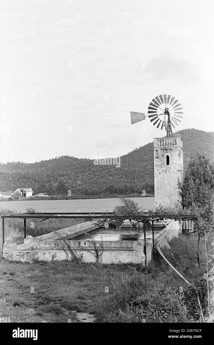 Mulino a vento per l'irrigazione, Whizgle Dutch News: Immagini storiche su misura per il futuro. Esplora il passato dei Paesi Bassi con prospettive moderne attraverso le immagini delle agenzie olandesi. Colmare gli eventi di ieri con gli approfondimenti di domani. Intraprendi un viaggio senza tempo con storie che plasmano il nostro futuro. Foto Stock