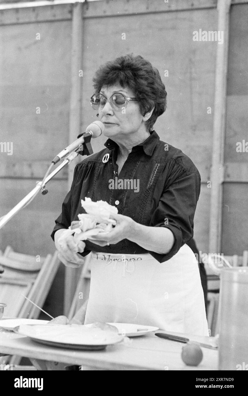 Lezione di cucina per bambini, Haarlem Book City, Cooking, 09-06-1979, Whizgle Dutch News: Immagini storiche su misura per il futuro. Esplora il passato dei Paesi Bassi con prospettive moderne attraverso le immagini delle agenzie olandesi. Colmare gli eventi di ieri con gli approfondimenti di domani. Intraprendi un viaggio senza tempo con storie che plasmano il nostro futuro. Foto Stock