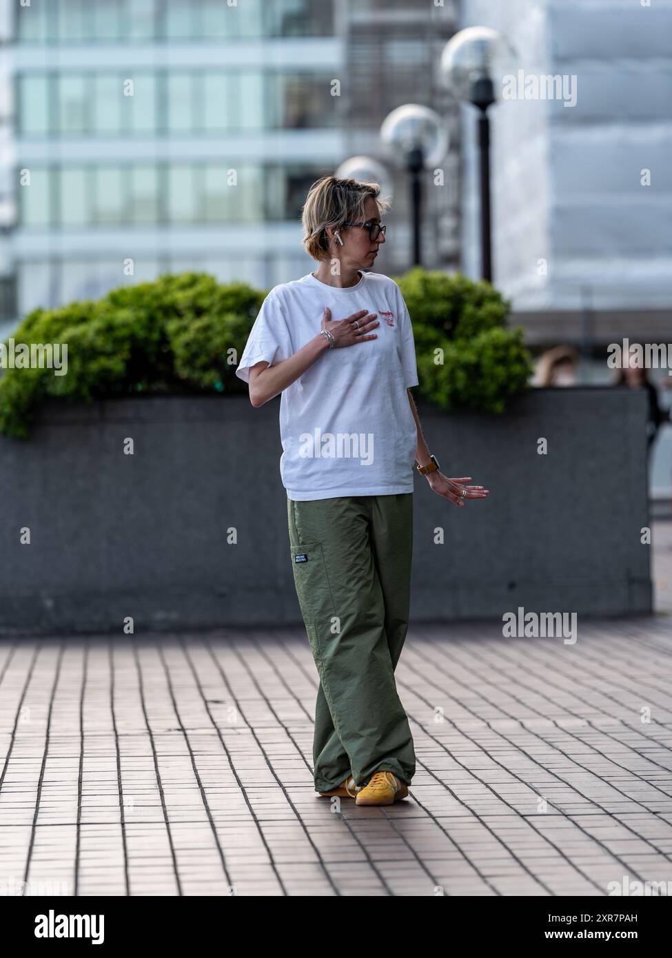 Giovane donna che dona una coreografia all'aperto per i suoi seguaci sui social media Foto Stock