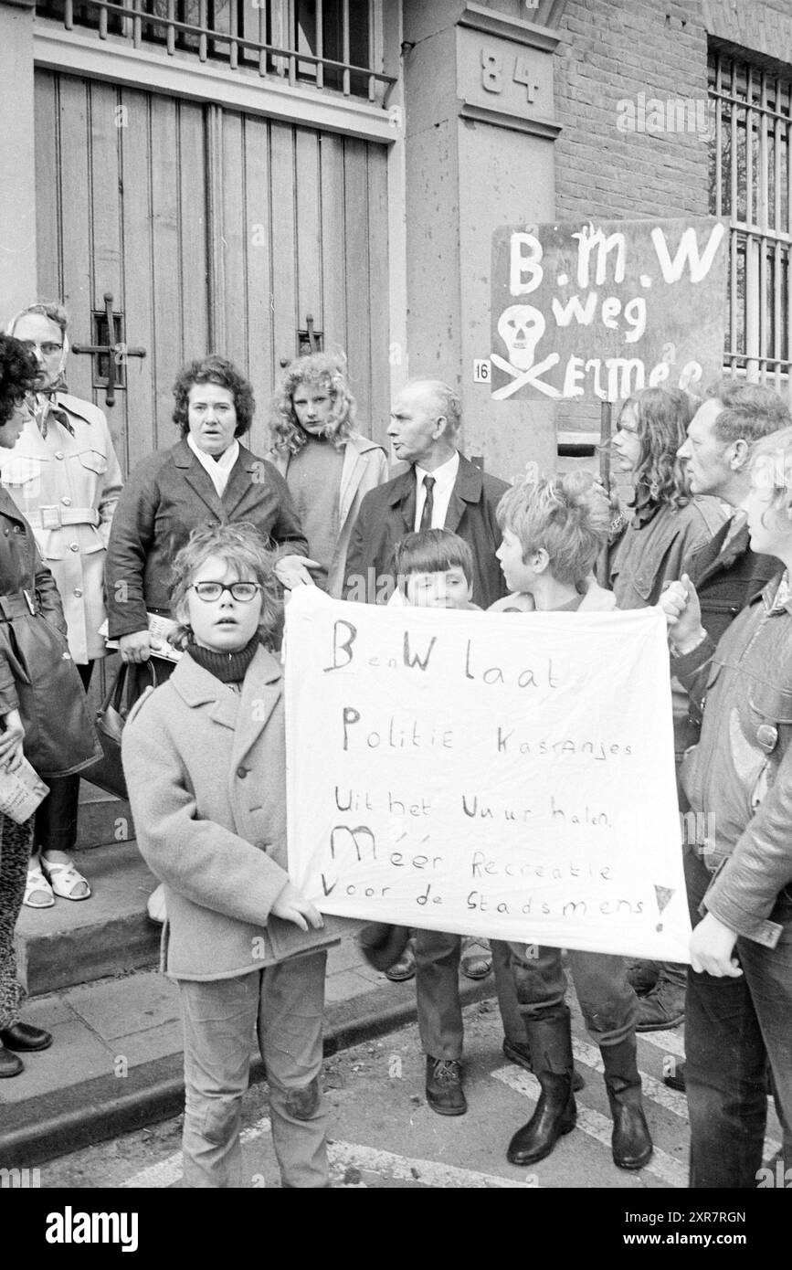 Dimostrazione davanti al carcere, dimostrazione, 05-04-1972, Whizgle Dutch News: Immagini storiche su misura per il futuro. Esplora il passato dei Paesi Bassi con prospettive moderne attraverso le immagini delle agenzie olandesi. Colmare gli eventi di ieri con gli approfondimenti di domani. Intraprendi un viaggio senza tempo con storie che plasmano il nostro futuro. Foto Stock