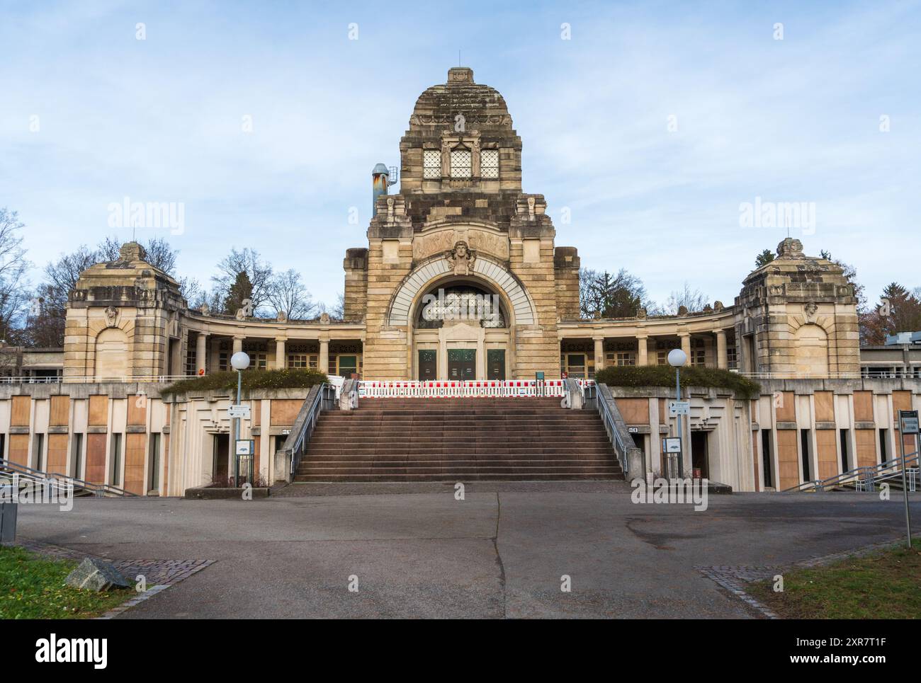 Vista frontale dell'edificio monumentale a cupola del cimitero Pragfriedhof a Stoccarda, in Germania, che mostra i suoi grandi gradini d'ingresso che conducono all'arco. Foto Stock