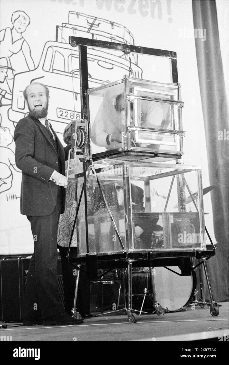 Esibizione contorsionista, contorsionista con musica dal vivo, Whizgle Dutch News: Immagini storiche su misura per il futuro. Esplora il passato dei Paesi Bassi con prospettive moderne attraverso le immagini delle agenzie olandesi. Colmare gli eventi di ieri con gli approfondimenti di domani. Intraprendi un viaggio senza tempo con storie che plasmano il nostro futuro. Foto Stock