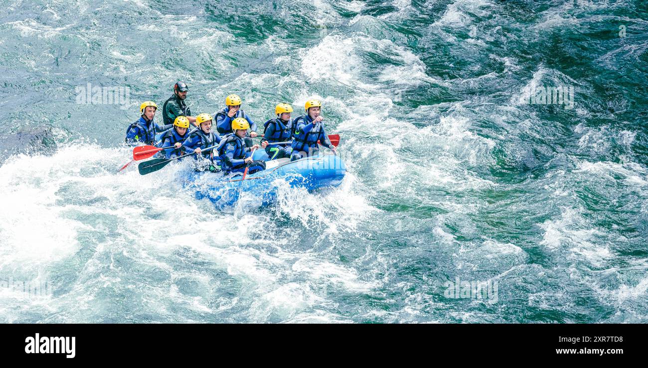 Pirenei, Huesca, Spagna - 21 giugno 2021 - gruppo di amici rafting su un fiume di rapide di montagna. Foto Stock