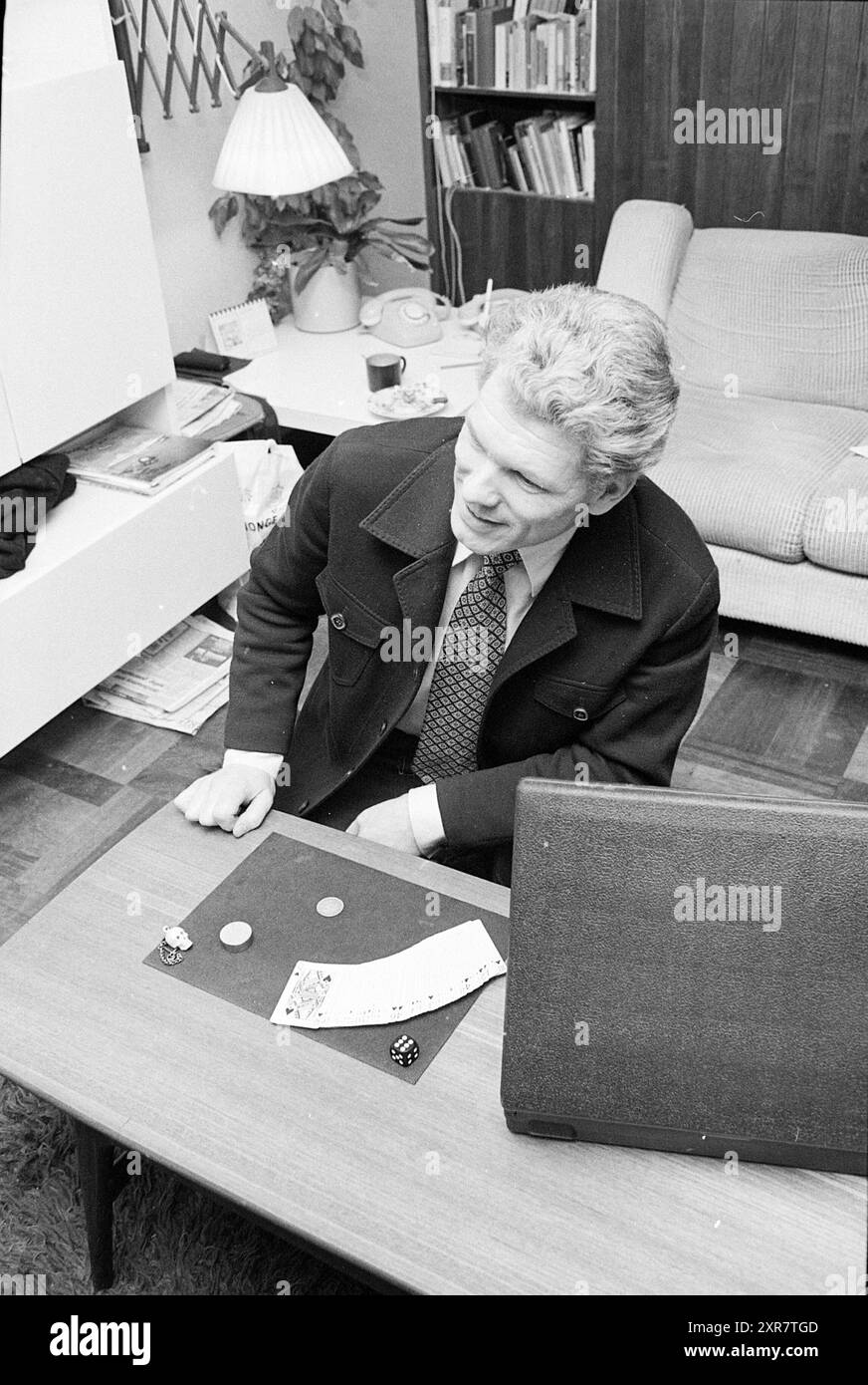 Mago con tessere e trucchi di corda, 00-00-1977, Whizgle Dutch News: Immagini storiche su misura per il futuro. Esplora il passato dei Paesi Bassi con prospettive moderne attraverso le immagini delle agenzie olandesi. Colmare gli eventi di ieri con gli approfondimenti di domani. Intraprendi un viaggio senza tempo con storie che plasmano il nostro futuro. Foto Stock